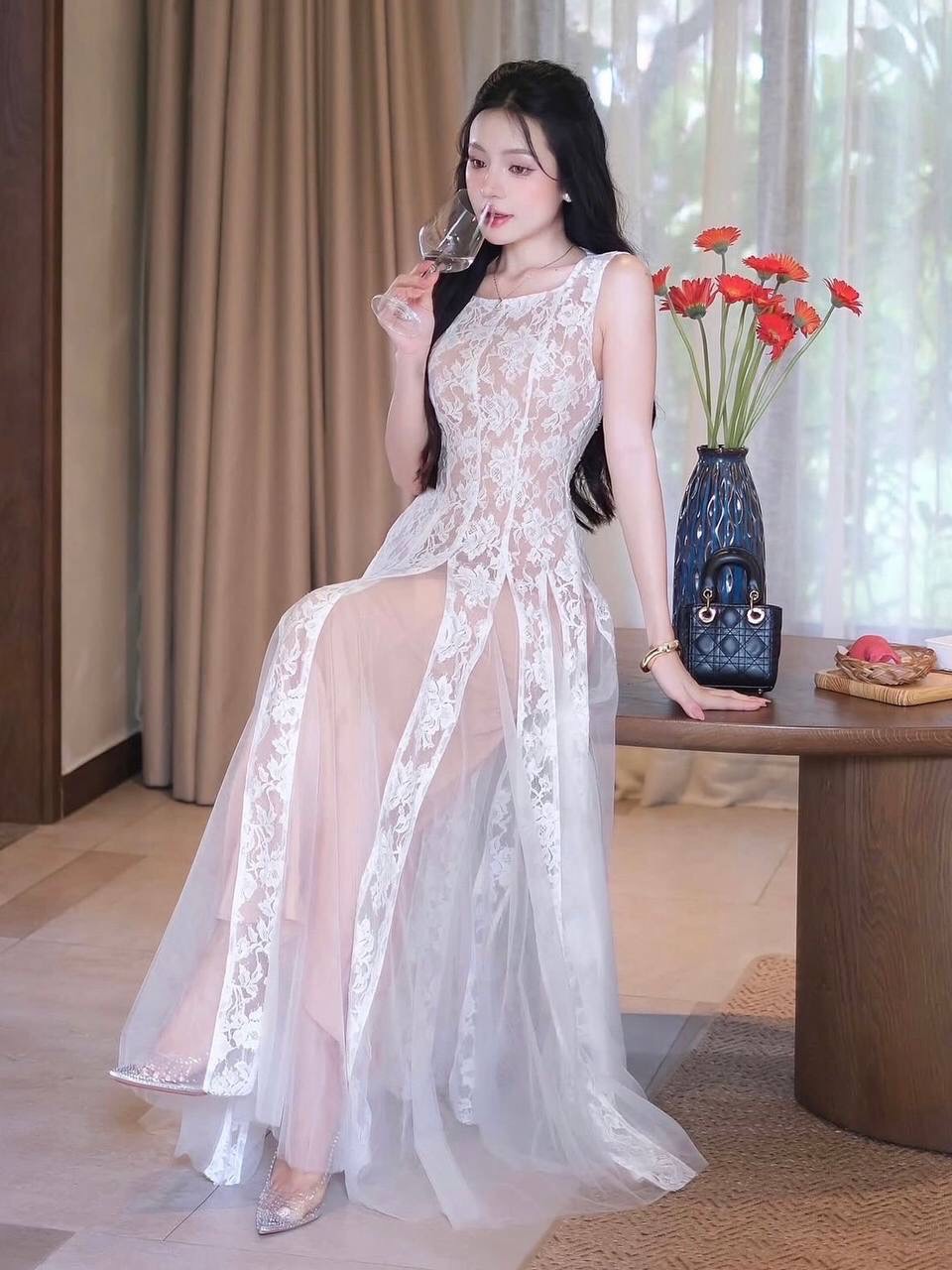 แม็กซี่เดรสลูกไม้ลายดอกกุหลาบคอเหลี่ยมแขนกุดเย็บเก็บทรงเข้ารูปเข้าทรงปลายกระโปรงตัดสลับลูกไม้ผ้าตาข่ายฟูๆกระโปรงอลังการมากค่ะมีซับในสีเนื้อเข็มถึงปลายชุดใครมองหาชุดอลังการตรงปกต้องรุ่นนี้เลยงานคุณภาพเกรดพรีเมี่ยม1:1 คัทติ้ง และ แพทเทริน์เป๊ะ ค่ะ น่ารักฝุด