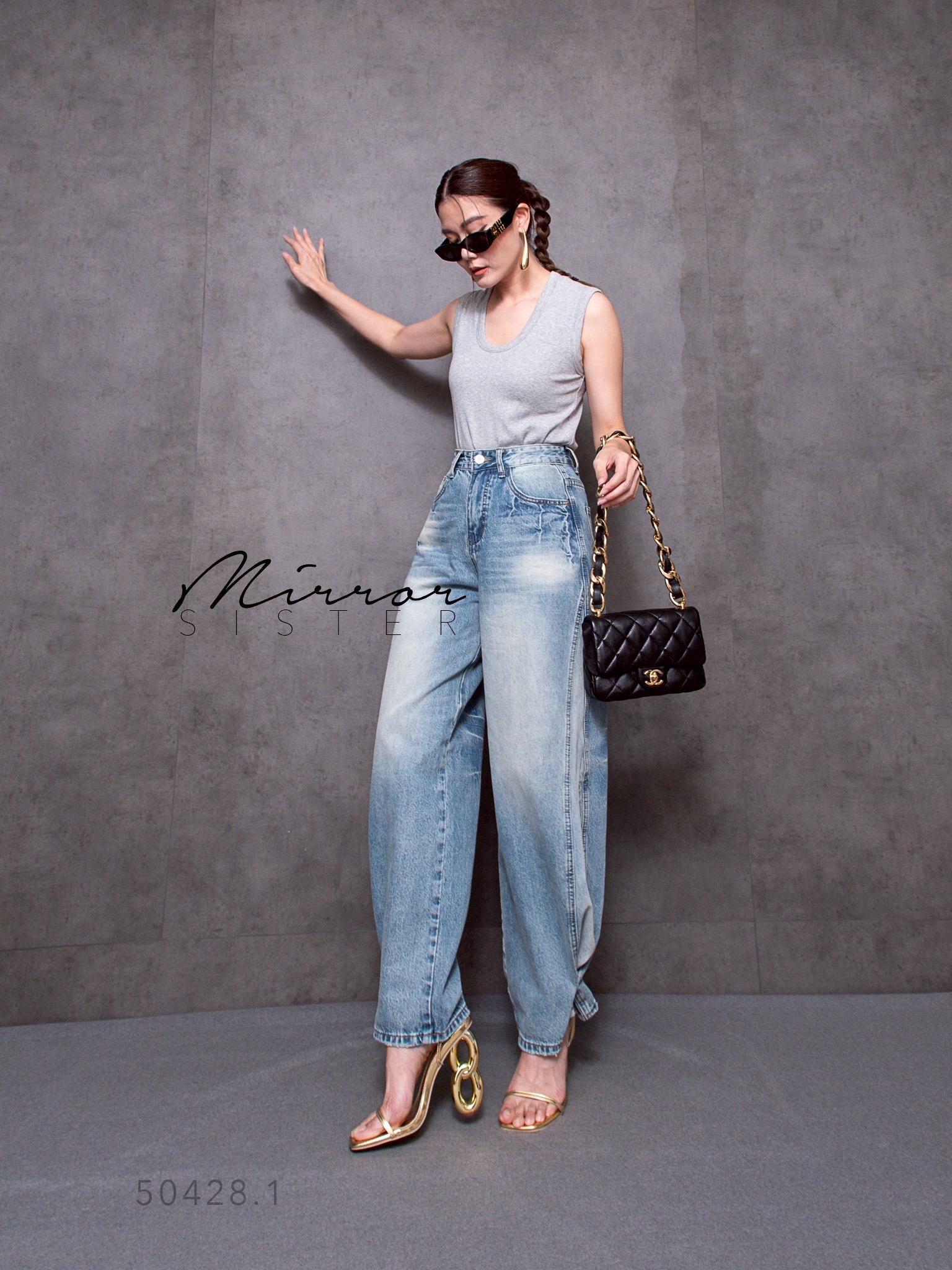 •MiRRoRSiSTER's 2in1 BaGGY JEANs•• กางเกงยีนส์ที่รัก…ใส่ได้2ทรงในตัวเดียว!! ใส่เป็นทรงขากระบอก หรือทรงBaGGyก็ได้เพียงติดกระดุมแป๊กที่ปลายขา มีดีเทลเก๋ทั้งตัว ด้านข้างต่อผ้าแต่งเดินตะเข็บสวย ด้านหลังแต่งลายฟอกเท่ห์ๆ เนื้อผ้ายีนส์ระดับPREMiUMฟอกสีสวย แ