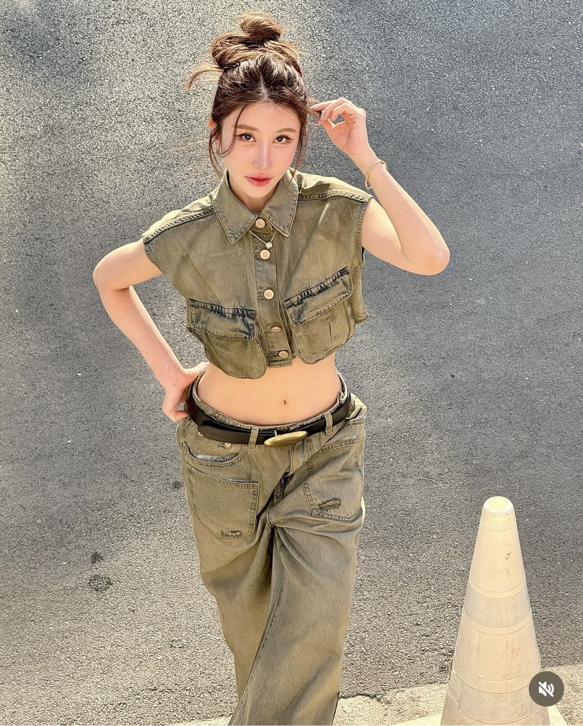 Brand : Kr Detail : Set ยีนคุณเนยย เสื้อคอปกกระดุมหน้า มีกระเป๋าคาโก้ด้านหน้า2ข้าง ใช้งานได้จริง แมตกางเกงขายาวกระบอกตรง มีกระเป๋าหน้าแต่งขาด งานยีนสีฟอกเขียว สีนี้สวยมากๆๆ งานสวยแมตเข็มขัด รับรองเท่สุดๆค่า #251290