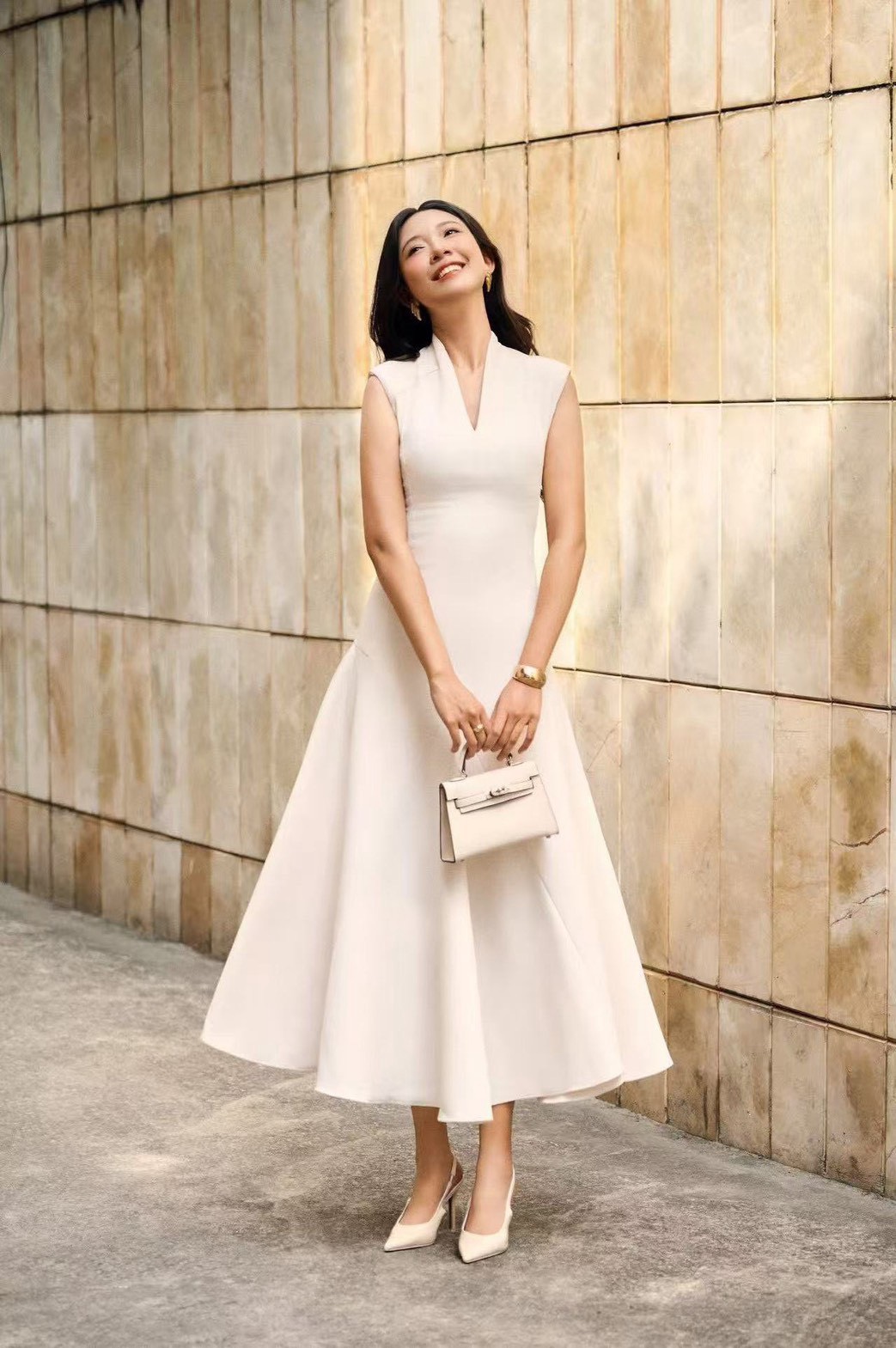 เดรสคอวีสีขาวแขนกุดตัวยาว ช่วงบ่าเสริมฟองน้ำให้ครบ แพทเทิ้นสวยมากกกกก สวย หรู old money มากๆค่า ต้องมีเลยค่า