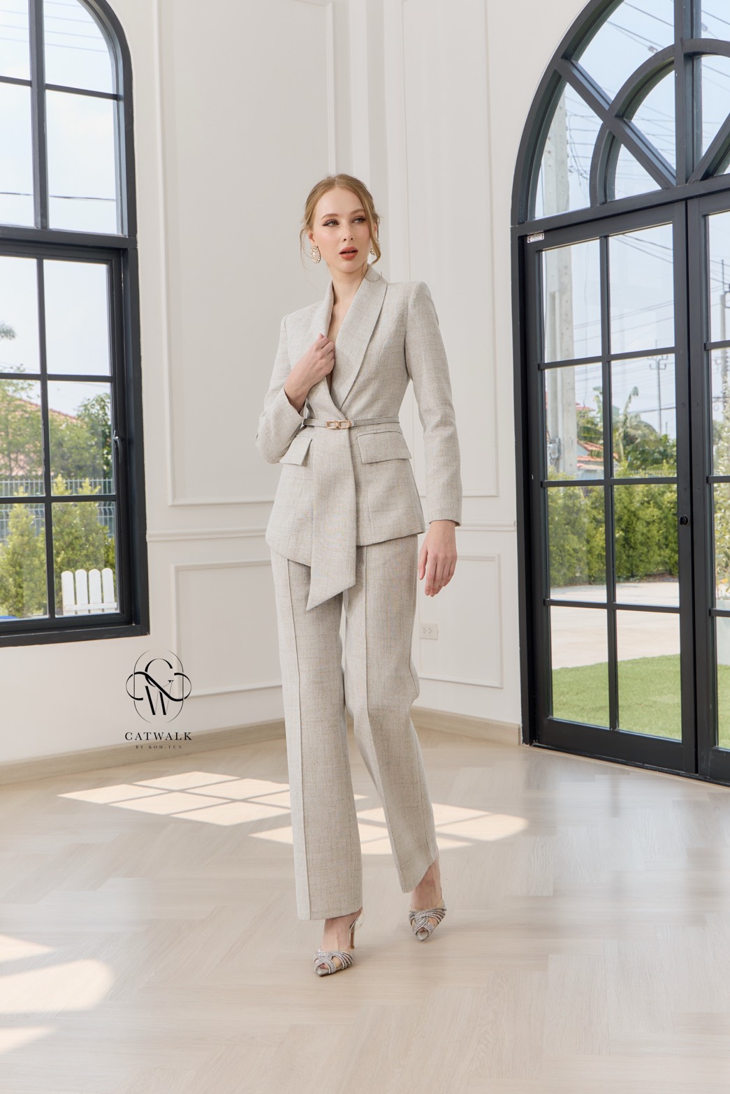 CATWALK BY KOH-TUN Detail>>> Set BLAZER เกรดพรีเมี่ยม เนื้อผ้าเกรดเอ ผ้าสั่งทอลายในตัว สวย ดูคลาสสิกมาก ตัวBLAZER เป็นทรงเข้ารูป มีกระเป๋า 2 ข้างใช้งานได้จริง ช่วงปกดีไซน์ออกมาดูเก๋สุดๆ มีเข็มขัดหัวทองคาดแล้วข่วยทำให้ดูเข้ารูปเป็นทรงมากยิ่งขึ้น ม
