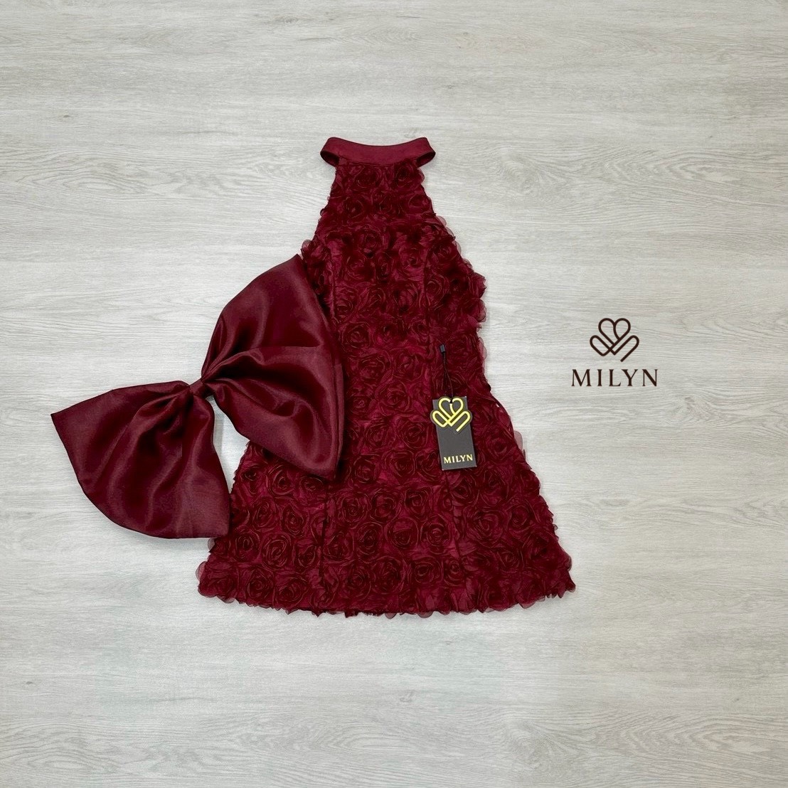 มินิเดรสแต่งดอกกุหลาบทั้งตัว ดีเทลเนื้อผ้าแบบ 3D ทำให้ชุดดูโดดเด่นมากขึ้น คอฮัลเตอร์ช่วยเสริมลุคให้ดูเพรียวและหรูขึ้นไปอีกขั้น ด้านหลังเปิดหลังสวย พร้อมโบว์ใหญ่สุดละมุนเป็นไฮไลต์ของชุด