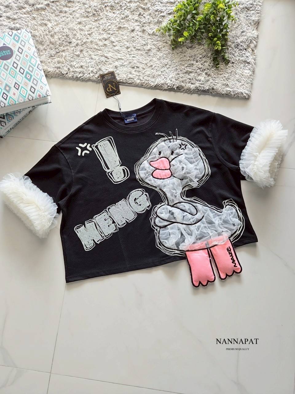 เสื้อ น้องเป็ดน้อยแก้มป่อง งานเสื้อเกรดพรีเมี่ยม ที่กำลังโซฮอตอยู่ตอนนี้นะคะ ดีเทล รายละเอียดอย่างจึ้ง ชอบความแขนใหญ่ แต่งระบายพองๆอย่างสวย ขาน้องเป็ดก็ทำถึงเกิ๊นน เก็บทุกเม็ดทุกรายละเอียด แม็ชได้ทั้งกระโปรง กางเกงเลยคะ น่ารักแบบมีเทสจริงๆ