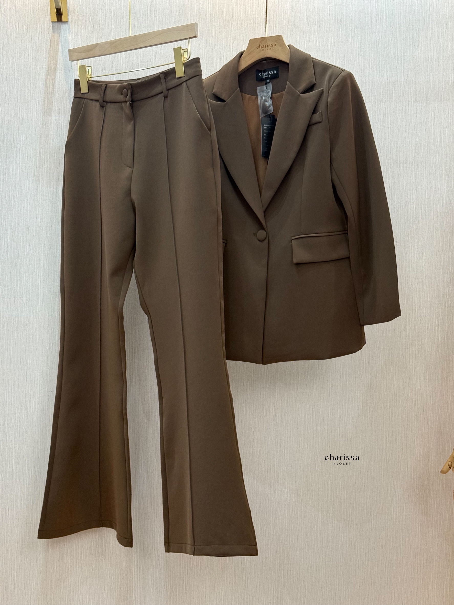 setsuit เสื้อ+กางเกง เป็นอีกรุ่นที่แนะนำมาก ใส่ออกมาดูผอม สมาร์ทผู้ดีสุด รุ่นนี้ใช้ผ้าทอพิเศษ ไม่ยับง่าย Texture