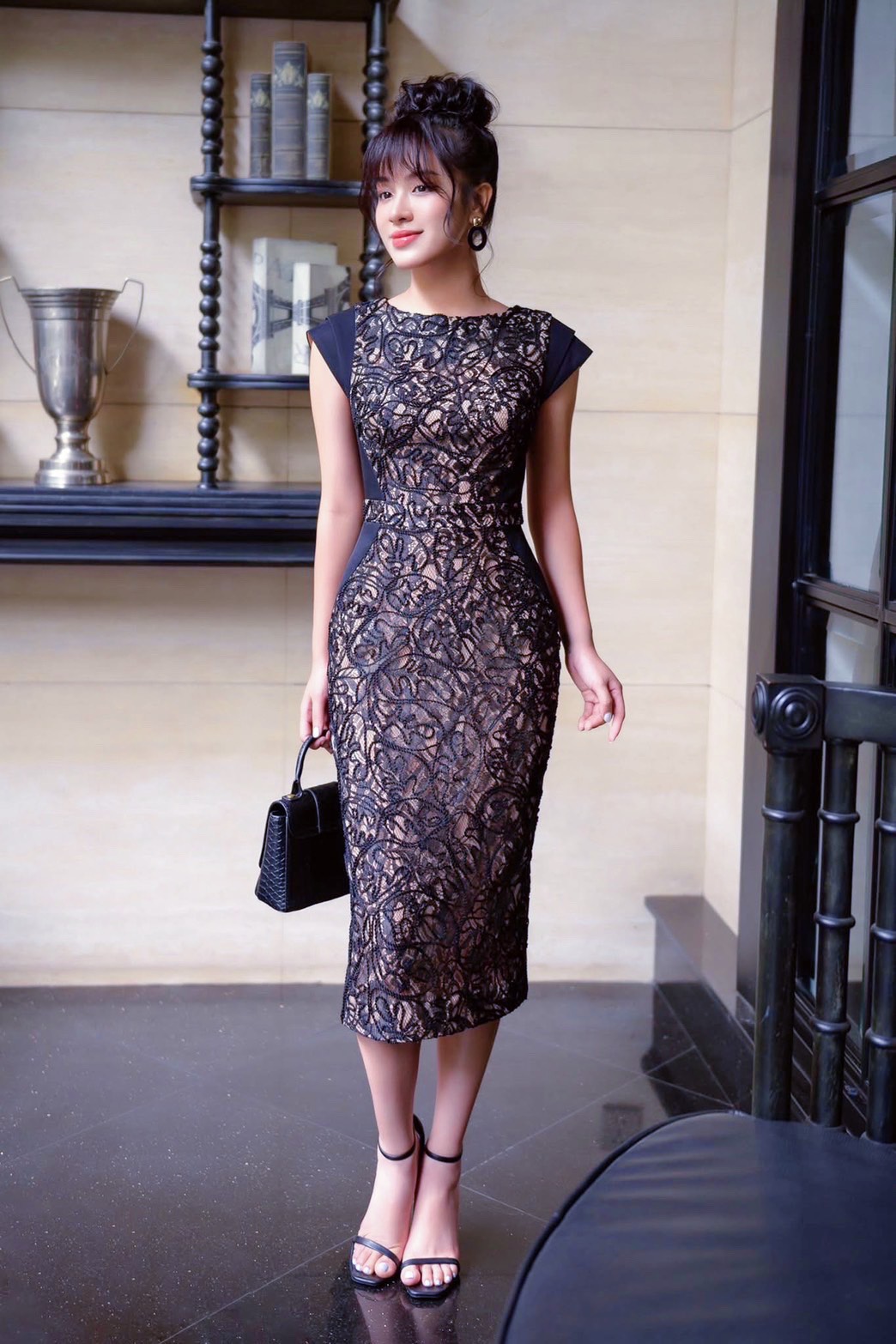 เดรสยาวสีกรมดีไซน์คอปาดแขนล้ำ ช่วงแขนแต่งผ้าซ้อนสองชั้นจับจีบแน่น ช่วงตัวเดรสแต่งผ้าลูกไม้ปักลายนูนแน่นทั้งตัว ( อกเสริมฟองน้ำและซิปหลังซ่อนอย่างดี ) กระโปรงทรงสอบยาวคลุมเข่า ดีเทลผ่าหลังเล็กน้อย ผ้าไม่บางมีซับในอย่างดี คัตติ้งเป๊ะ ทรงสวยผู้ดีมากๆค่ะ