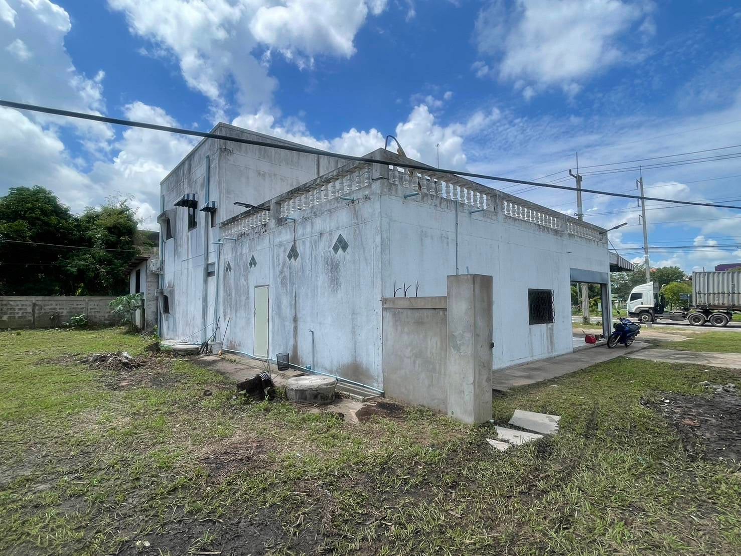 ขายที่ดินพร้อมสิ่งปลูกสร้าง 4 ห้องนอน 3 ห้องน้ำ 1 ไร่ 3 งาน 43 ตรว. ใกล้วิทยาลัยเทคนิคอำนาจเจริญ อ.เมือง จ.อำนาจเจริญ