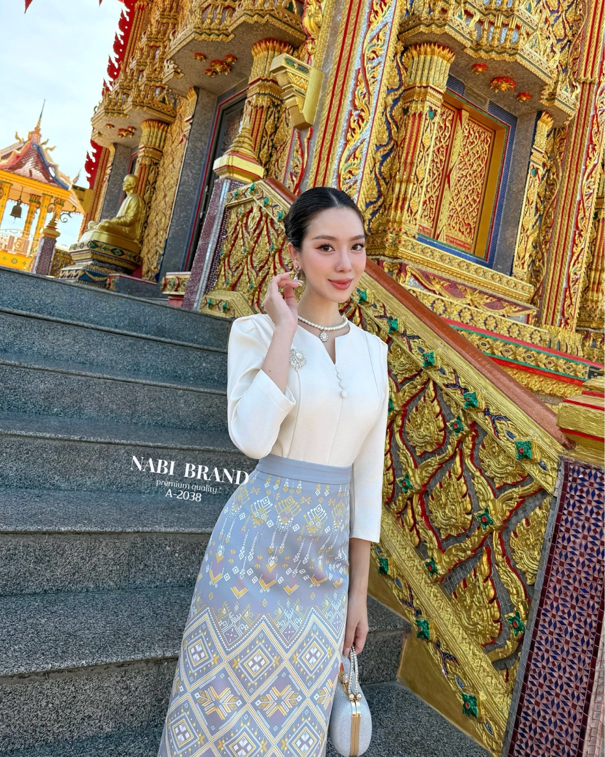 สวยสง่างาม แบบไทย ดูผู้ดี กับเสื้อแขนสั้น 3ส่วน แต่งกระด้านหน้า มีฟองน้ำ ซับในเรียบร้อย งานซิบหลัง มาพร้อมกับเข็มกลัดเพชร ผ้าถุงพิมพ์ลาย ผ้านุ่มนวล ใส่ซับในเรียบร้อย ดีเทลผ่าด้านหลัง งานซิบหลังสวมใส่ง่าย สวยแบบไทยออร่าพุ่ง สามารถใส่ไปวัด งานแต่งได้หมดเลยค