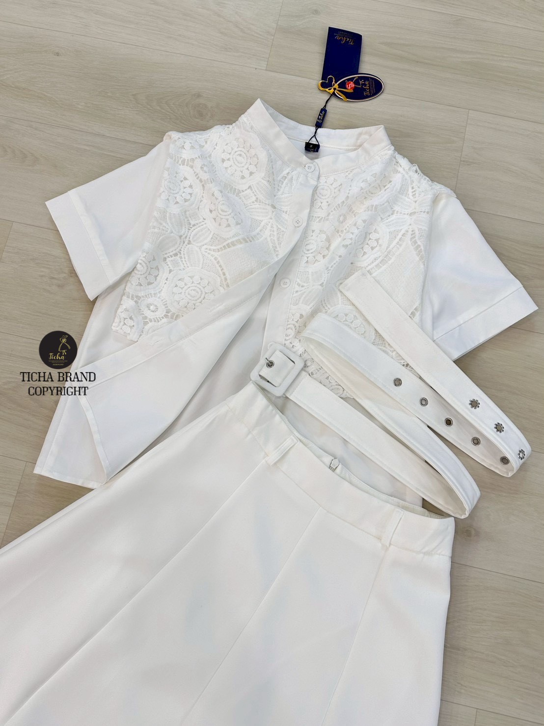 Set 2 ชิ้น เสื้อแขนสั้นสีขาว กระดุมหน้า ดีเทลคอปิด แต่งคลุมลุลูกไม้ยาวถึงกลางลำตัว แมทซ์กับกระโปรงยาวสียาว ตีเก็ดหน้าหลัง มีซิปหลังช่อน ชับใน มาพร้อมเข้มกลัดผ้าสีเดียวกับชุด ใส่แมทส์กันสวย ลัคชูสุดๆ ห้ามพลาดนะคะ