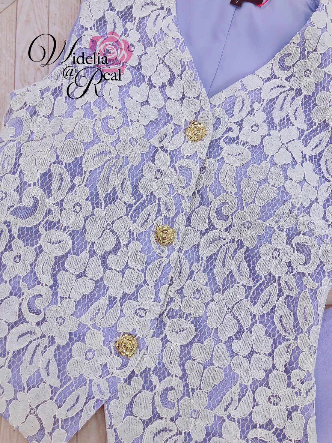 Set เสื้อแขนกุดกับกระโปรงยาว เสื้อเนื้อผ้าลูกไม้ อกมีฟองน้ำ กระดุมทอง กระโปรงผ้าซาตินเนื้อหนามีน้ำหนัก เอวสูง ซิปหลัง ชุดนี้งานสวยมากๆ ทรงสวยเป๊ะ