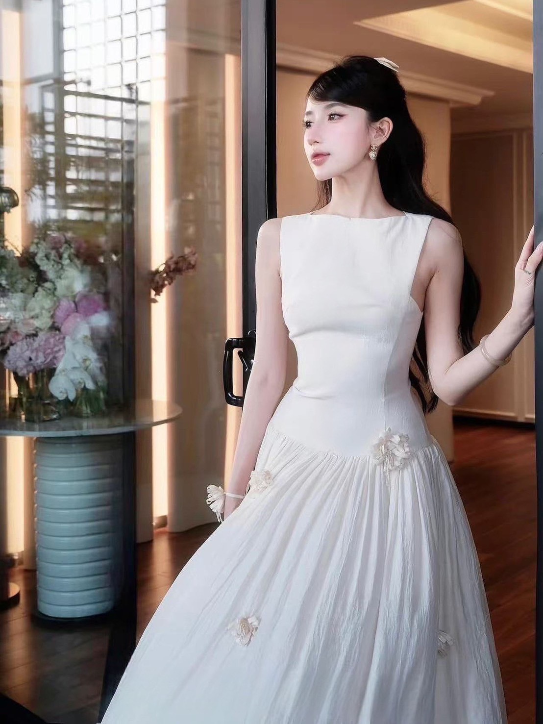 เดรสแขนกุดตัวยาวสีขาวช่วงกระโปรงผ้าตาข่ายสีขาวฟูฟ่อง ปักดอก 3D ใส่แล้วโลกสดใสมากๆค่ารุ่นนี้ ใส่vacayถ่ายรูปกับแก๊งค์เพื่อนๆไม่มีผิดหวังเลยค่า