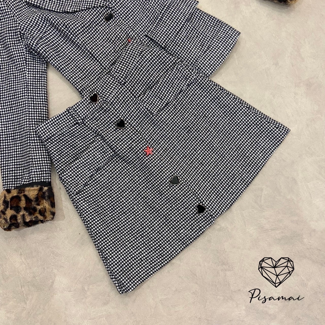 เซ็ตเสื้อสูทเบเซอร์ลายสก็อตขาวดำผ้าทวิตเนื้อดี บุลายเสือช่วงแขน มาคู่กับกระโปรงสอบตัวสั้น สวย หรู ดูแพงมาก ใส่vacayถ่ายรูปกับแก๊งค์เพื่อนๆไม่มีผิดหวังเลยค่า ห้ามพลาดเลยน้าตัวนี้