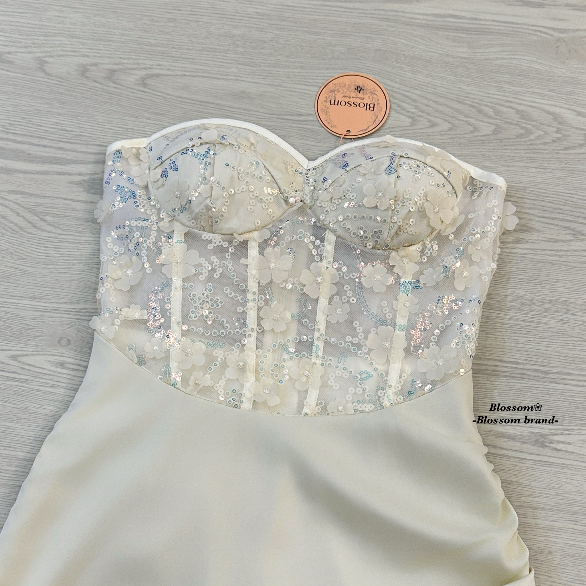 มินิเดรสเกาะอกสีครีม ด้านบนแต่งผ้าตาข่ายเย็บเลื่อมและดอกไม้เพิ่มความเซ็กซี่ สวยหรูดูแพงสุดๆ ผ้าดี งานสวยมาก ช่วงหน้าอกมีฟองน้ำในตัว ซิปหลัง งานมีซับในอย่างดี ใส่ดินเนอร์ ออกงาน งานปาร์ตี้วันเกิด ได้ทุกโอกาสค่า #ป้ายBlossombrand #Blossombrand #ชุดงานป้าย #