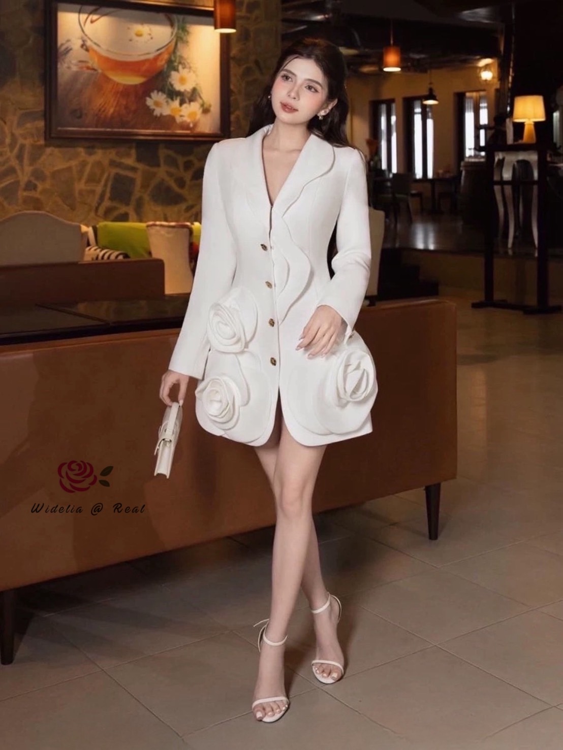 Dress เดรสทรงสูทตัวสวยเนี๊ยบเนื้อผ้าอย่างดี ซับในทั้งตัว แต่งคอปกเก๋ด้วยกระดุมทองโดดเด่น เพิ่มดีเทลเก๋ไก๋ด้วยดอกไม้สวยอลัง รุ่นนี้สวยมากจริงๆ รับรองใส่ออกมาไม่ผิดหวังการันตีให้เลย บอกเลยห้ามพลาดเด็ดขาดLabel :: Widelia @ Real Only
