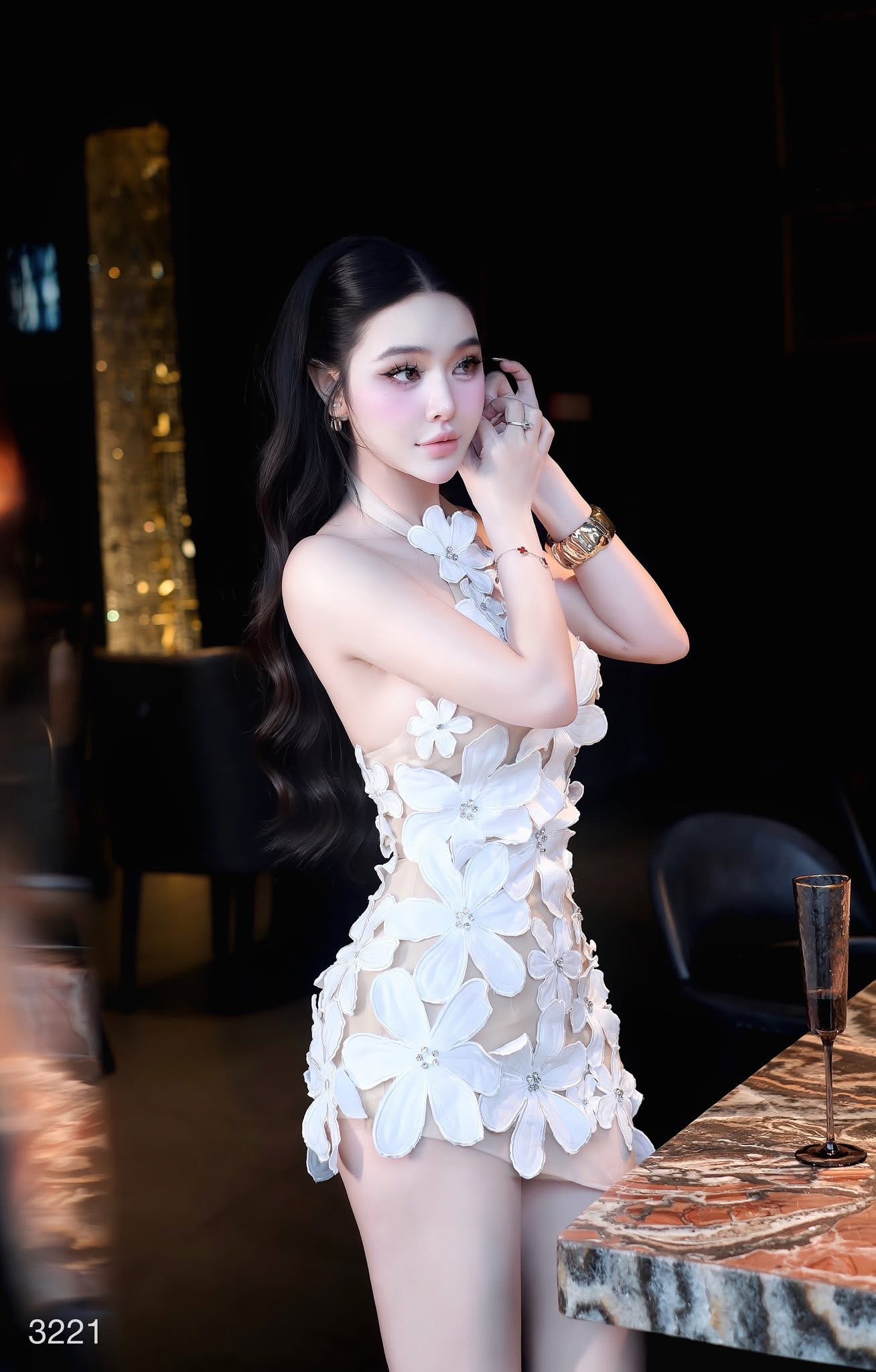 เดรสสั้นดีไซน์สุดโดดเด่นด้วยลายดอกไม้สามมิติทั้งตัว แต่งดอกไม้นูนขนาดเล็ก-ใหญ่ไล่ระดับจากช่วงคอลงมาถึงชายกระโปรง เพิ่มลูกเล่นด้วยการฝังคริสตัลเล็กกลางดอกช่วยสะท้อนแสงอย่างหรูหรา ดีไซน์ชายเดรสเฉียงดูชิคเปรี้ยวมาก ให้ลุคหวานปนเซ็กซี่อย่างลงตัว เ