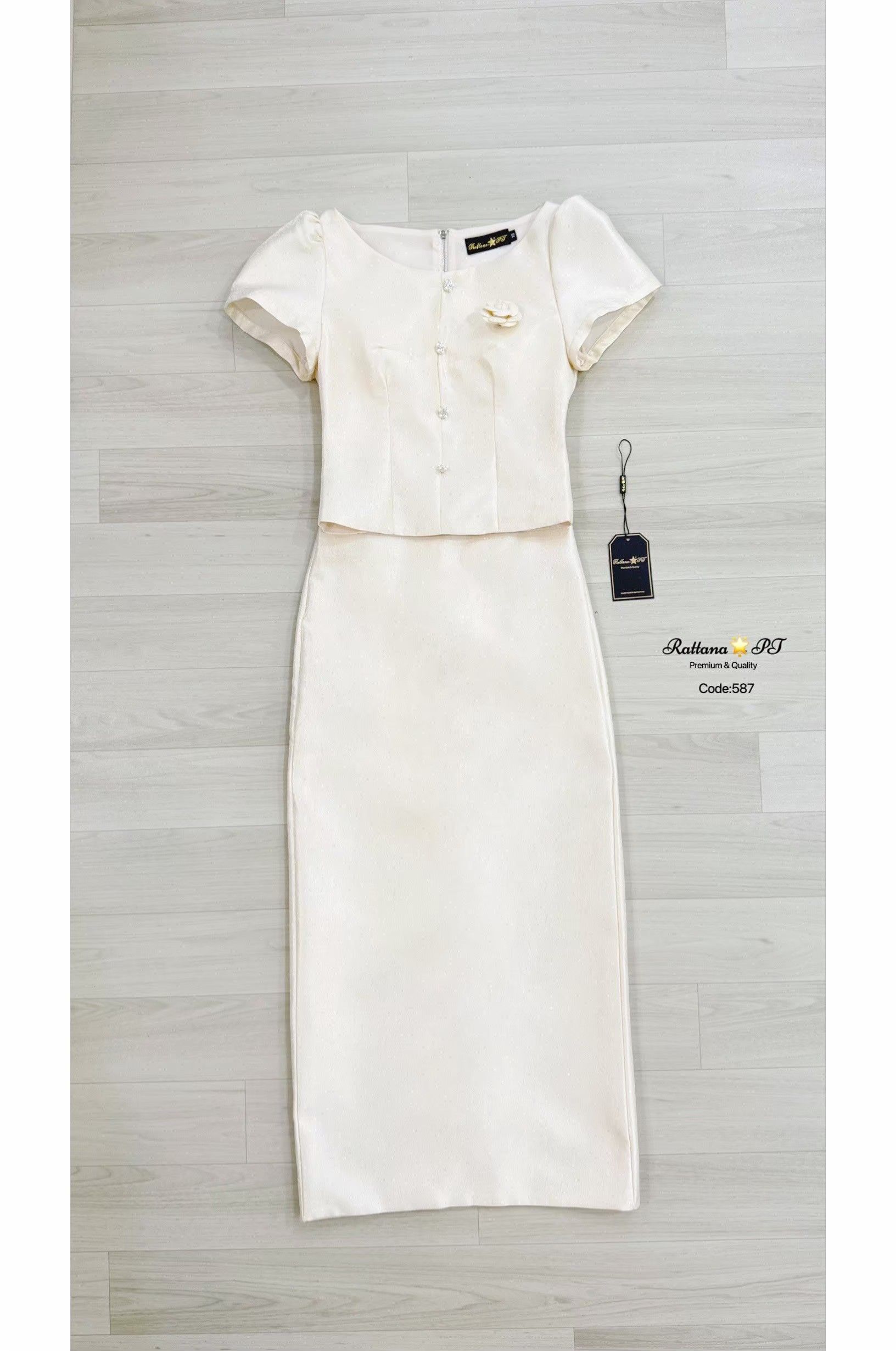 ชุดเซต เรียบหรูดูแพง เนื้อผ้าดีมาก เสื้อแต่งกระดุมด้านหน้า มีเข็มกลัดดอกไม้ติดที่หน้าอก สามารถถอดออกได้ หน้าอกมีฟองน้ำ มีซับในทั้งชุด มีซิบด้านหลัง จะใส่ไปงานบุญ งานบวช งานแต่ง ชุดนี้เหมาะสมมาก หรอใส่ออกงาน ดูดีมาก🤍🤍