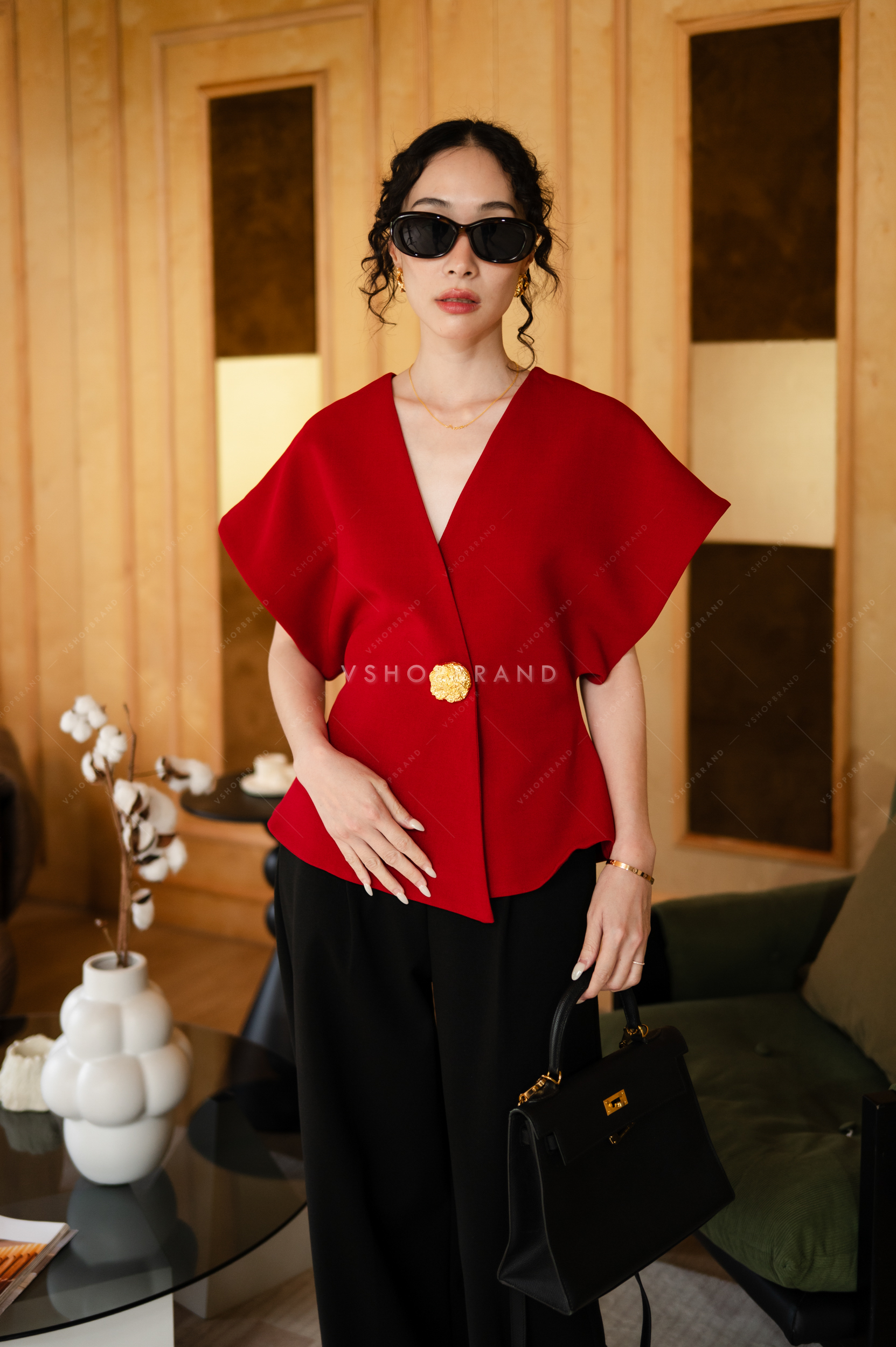 เสื้อแขนทรงแขนไหล่ล้ำกระดุมทอง