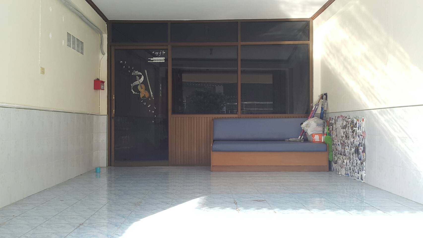 ขายบ้านทาวน์เฮาส์ 3 ห้องนอน 3 ห้องน้ำที่จอดรถพร้อมเข้าอยู่ ถ.นิพัทธ์สงเคราะห์ 3 ใกล้ห้างบิ๊กซีคลองแห 1.3 กม. ใกล้แหล่งงานเดินทางสะดวก อ.หาดใหญ่ จ.สงขลา