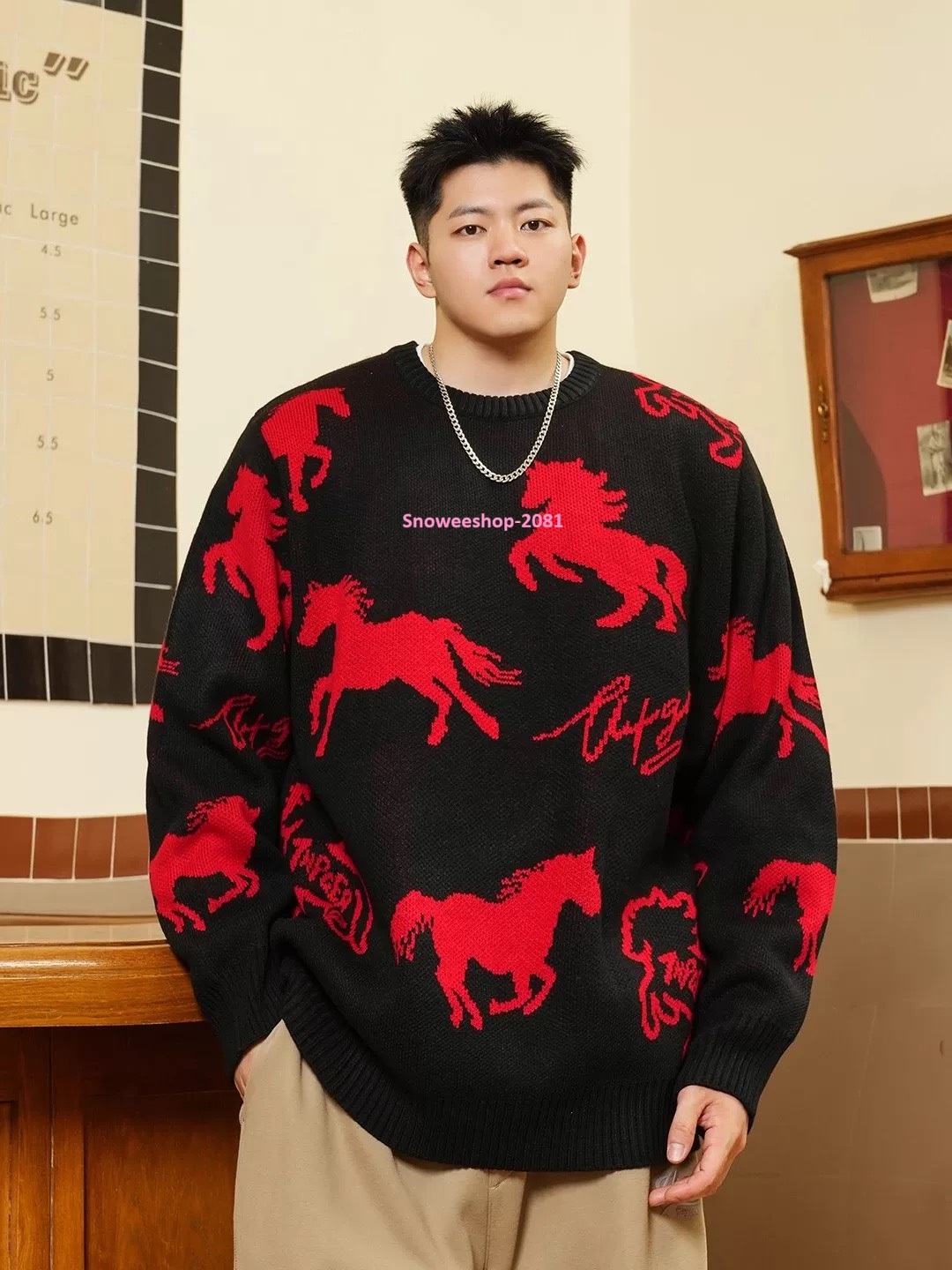 ลายม้าเท่เกินต้าน! ใส่แล้วดูแพงแบบโอปป้า เสื้อสเวตเตอร์คอกลมสไตล์เกาหลี ใส่ได้ทั้งชาย-หญิง ดีไซน์เรียบแต่ดูมีคลาส หนา อุ่น ใส่สบายสุด ๆ ใส่เที่ยวต่างประเทศก็เอาอยู่ ขนาดใหญ่พิเศษ 2XL – 8XL (ถึงอก 58") มีให้เลือก 2 สีเท่ๆ — ดำ / แดง