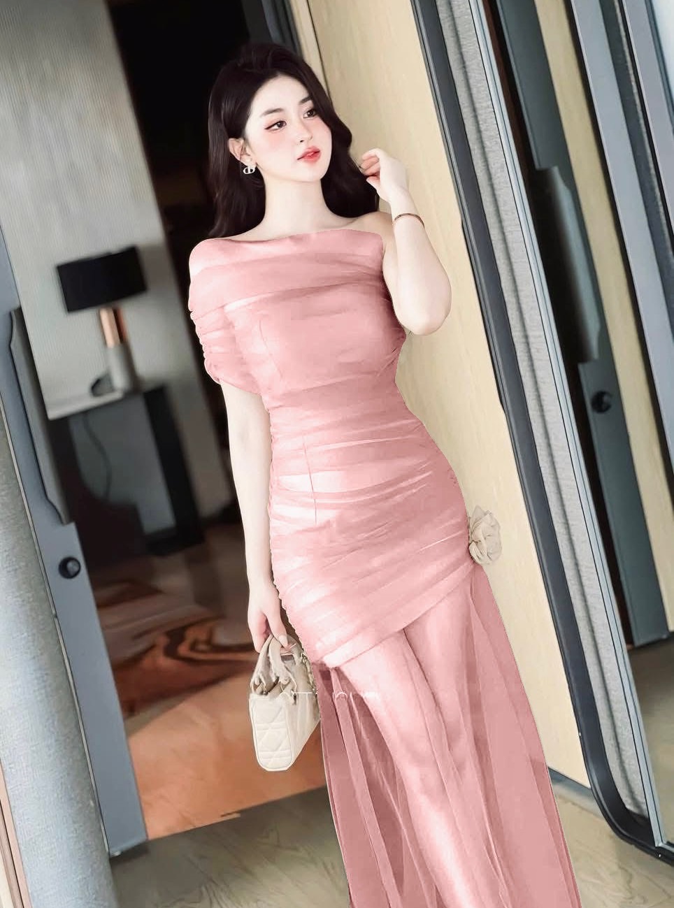 เดรสยาวทรงปาดไหล่หรือจะใส่แบบเฉียงก็เก๋สีโอรสออกน้ดแอบเรียบเก๋ๆอกมีฟองน้ำ เดรสสั้นครึ่งตัวด้านล่างเป็นชายซีทรูทั้งชุดมีดอกไม้แต่งตรงกลางชุดเรียบๆสวยๆคะ การันตีงานคุณภาพ 💯คัตติ้งประณีตใส่ใจทุกรายละเอียดของงาน เดรสออกงานเรียบหรูที่ต้องมี