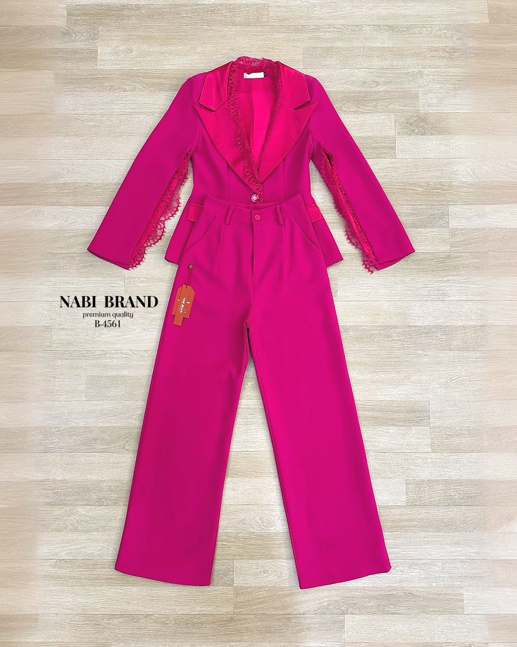 Set 2ชิ้น เสื้อคลุมช่วงแขนผ่าแต่ง ผ้าลูกไม้ ปกคอตัดด้วยผ้าเงามัน แต่งกระดุม 1เม็ด กระเป๋าใช้งานได้จริง มาคู่กับ กางเกงขากระบอกใหญ่ งานซิบหน้าตะขอ กางเกงมีกระเป๋าด้วยค่ะ งานมีซับ ทั้งเซ็ต สูทเสริมไหล่ ใส่สวยดูมีมิติโดดเด่น ดูแพงมากค่ะ ผ้าดีคุ้มเกินราคา พลา