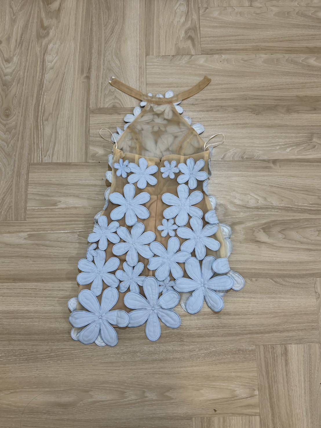 เดรสสั้นดีไซน์สุดโดดเด่นด้วยลายดอกไม้สามมิติทั้งตัว แต่งดอกไม้นูนขนาดเล็ก-ใหญ่ไล่ระดับจากช่วงคอลงมาถึงชายกระโปรง เพิ่มลูกเล่นด้วยการฝังคริสตัลเล็กกลางดอกช่วยสะท้อนแสงอย่างหรูหรา ดีไซน์ชายเดรสเฉียงดูชิคเปรี้ยวมาก ให้ลุคหวานปนเซ็กซี่อย่างลงตัว เ