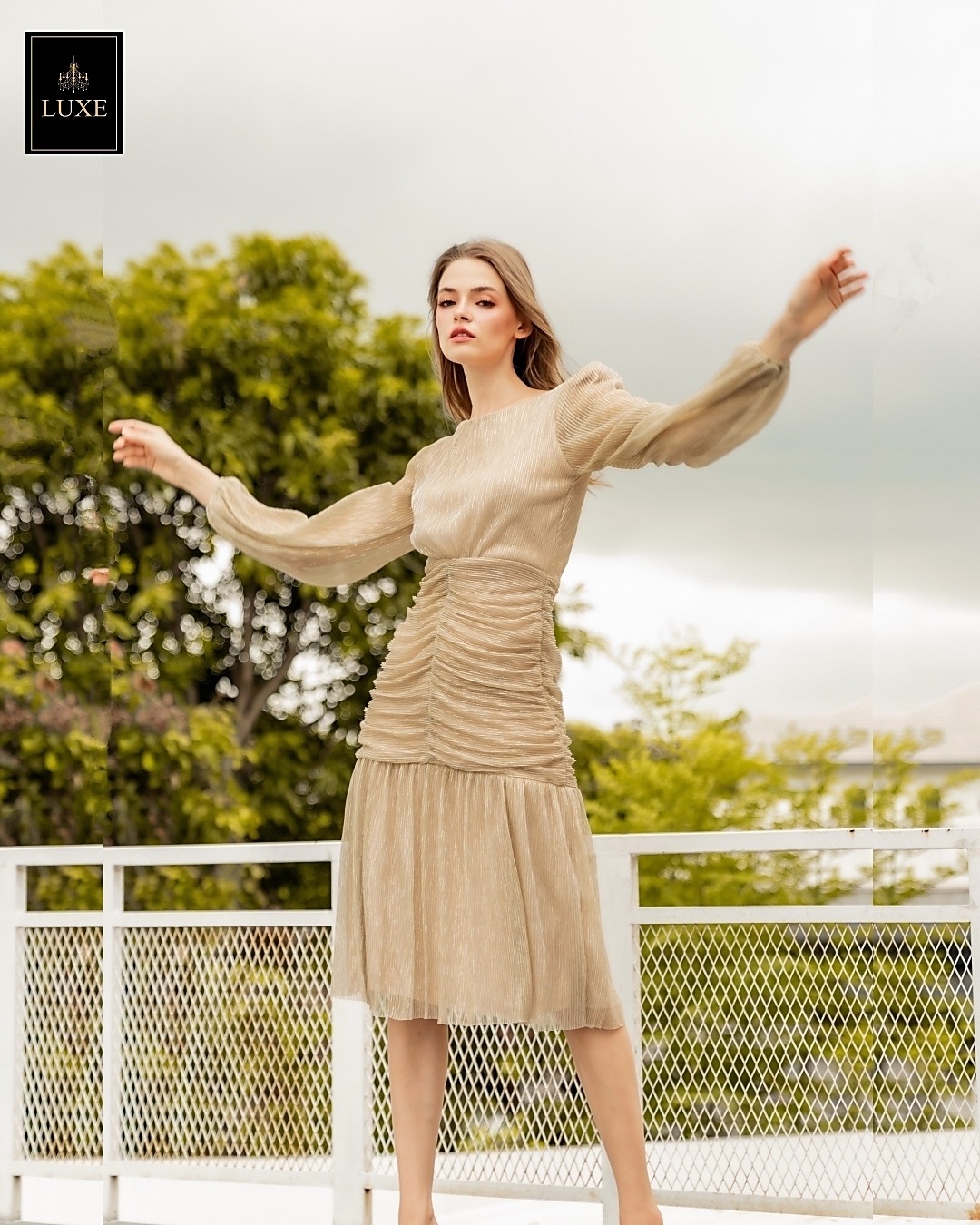 Label : LUXE ☑️เดรสเสื้อคอกลมแขนยาว กระโปรงทรงเข้ารูปจับเดรปตรงกลาง ต่อชายระบาย ☑️ทำจากผ้าราเม่อัดพลีทผสมดิ้นเมทัลลิค ผ้านุ่มยืดหยุ่น ☑️มีซิปซ่อนและซับในเต็มตัว