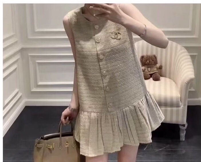 เดรสผ้าทวีตสไตล์หรูหรา ติดกระดุมคริสตัล คลาสสิค แบบ Parisian chic แพลตเทินดีงาม ใส่สวยเปะสุดๆ ของดีหมดไวนะคร๊า