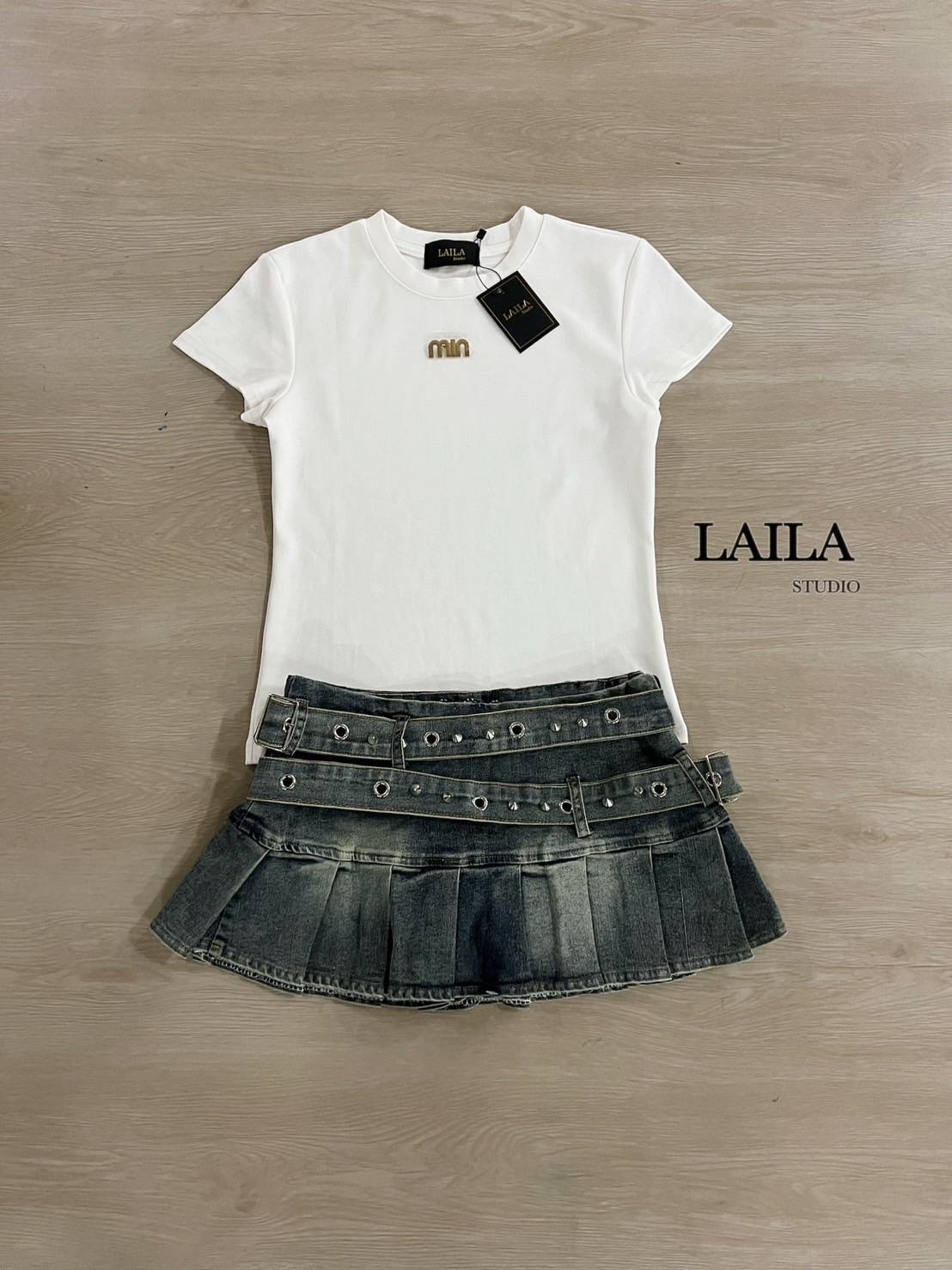 SETเสื้อ+กระโปรง งานเสื้อคอกลมแขนสั้นสีขาว มาในโทนสีเรียบๆ แต่งอะไหล่เข็มกลัดMMสีทองเพิ่มความโดดเด่น พร้อมกางเกงกระโปรงยีนส์สีฟอกแต่งจีบรอบตัวพร้อมสายเข็มขัดเพชรแบบแนวสตีทสุดๆด้านในมีซับในกางเกงให้ค่า แมชกันลงตัวสุดๆลุคสาวเท่สาวมั่นต้องมีค่าา #byLaila #ชุ