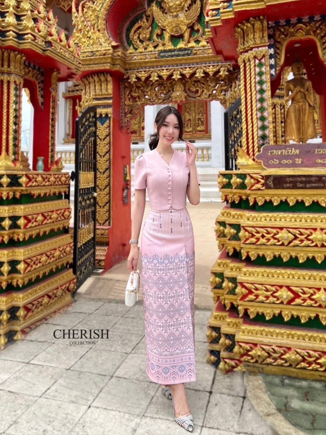 เช็ท 3 ชิ้น ชุดงานบุญ ชุดไทยหรือจะใส่เป็นธีมชุดเพื่อนเจ้าสาวก็เหมาะ ใส่ได้ทุก เทศกาล ดีเทล เสื้อวีแต่งกระดุมเรียง เสื้อแขนสั้น ใหล่ยกเล็กน้อยเสริมซับในอย่างดี ใส่คู่ผ้าถุงพิมท์ลาย เนื้อผ้าใส่สบาย