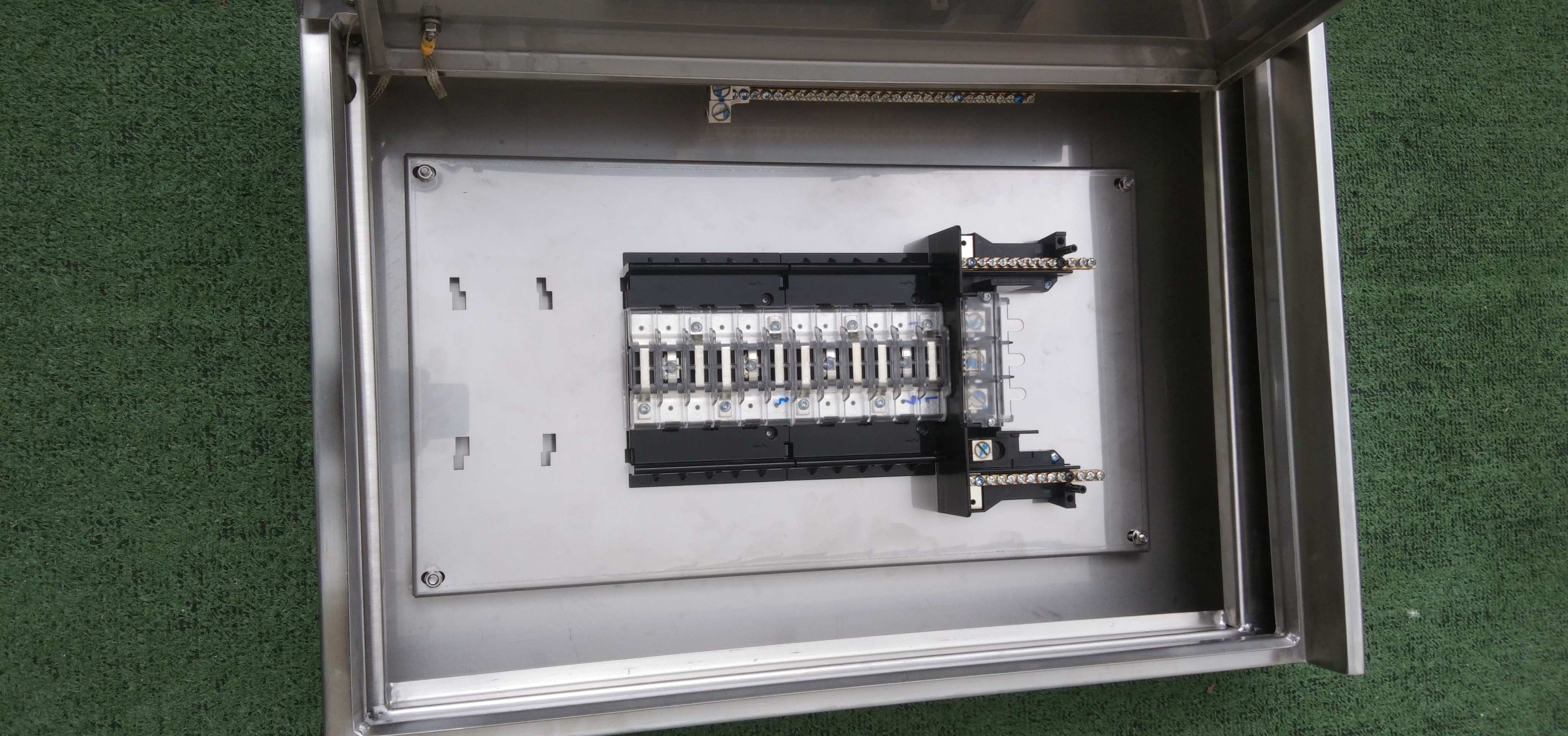 Main LUG 100A ตู้สแตนเลส 304 มีหลังคาสโลป W450xH650xD152mm. (24ช่อง)