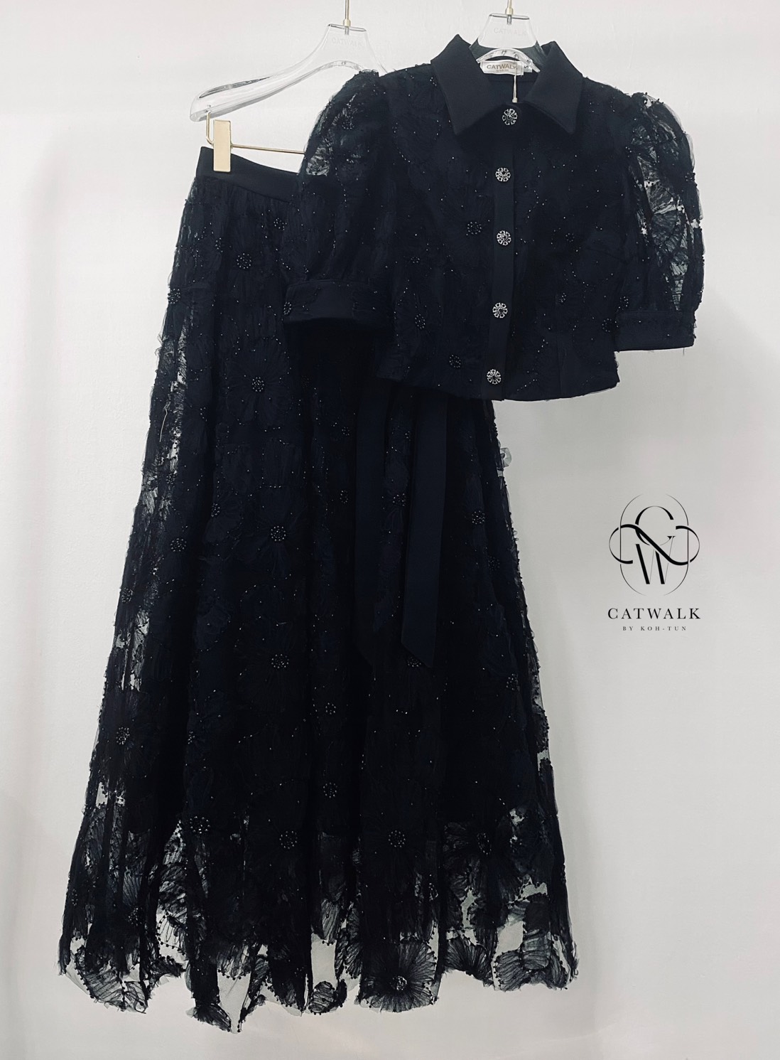 งานป้าย CATWALK BY KOH-TUN Detail>>> สวยหรู สไตล์คุณหนูมาก กับเซตเสื้อปกเชิ้ตแขนตุ๊กตาผ้าปักลาย+กระโปรงยาวทรงย้วย เนื้อผ้าตาข่ายปักมุกทั้งตัว ผ้าสวยมาก ตัวเสื้อเป็นทรงเข้ารูป แต่งกระดุมเพชรสีตามตัวชุดดูแพงสุดๆ