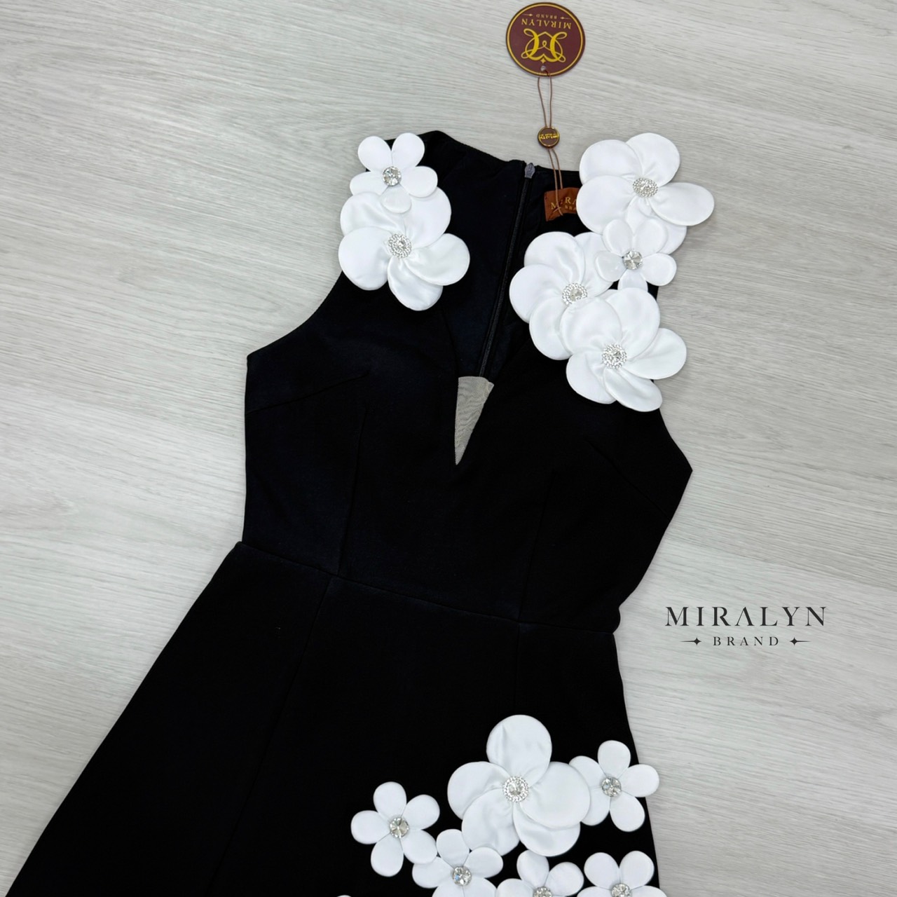 เดรสสีดำแขนกุดคอวีแต่งดีเทลด้วยดอกไม้เพชรสีขาวดอกเล็กใหญ่สลับกันที่บ่ากระโปรงสวยหรูมาก ช่วงอกมีฟองน้ำเสริมทรงดีเทลชุดเข้ารูปช่วงปลายบานเล็กน้อยงานผ้าดีมีซับและซิปด้านหลัง
