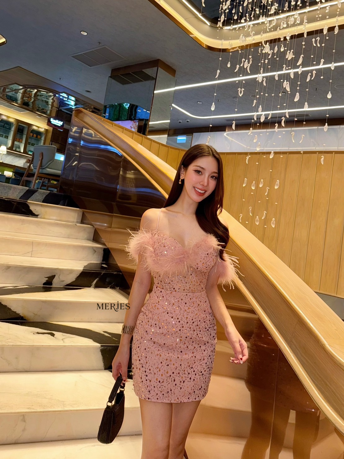 มินิเดรสสายเดี่ยวทรงเกาะอกแต่งขนนกแขนดีเทลปาดไหล่ดีไฮโซแอบเซ็กซี่เก๋ๆช่วงตัวแต่งซีทรูแบบไม่โป๊มากเดรสทรงเข้ารูปงานผ้าแต่งวิ้งในตัวสวยเก๋ผ้าไม่คันนะคะงานมีซับในและซิปหลัง ใครมองหาชุดเซ็กซี่สวยๆแนะนำชุดนี้เลยคะ ใส่สวยน่ารักดูดีมากๆใส่ออกงานออกเดทต้องมีแล้วค