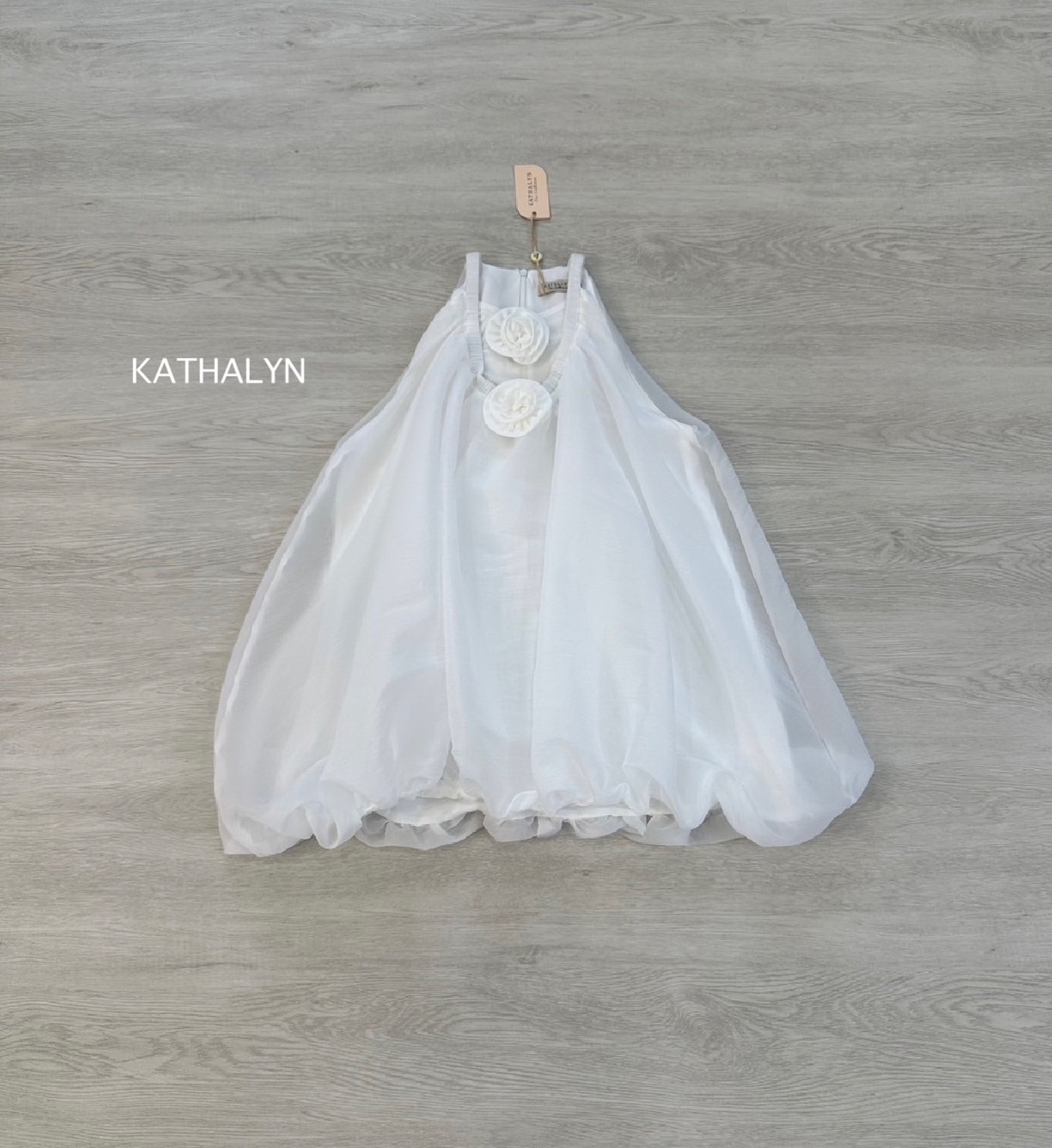 ʟᴀʙᴇʟ : KATHALYN (แคธรีน) Detail : เดรสกระโปรงแขนกุดเว้า ทรงพองบอลลูนสุดคิ้วท์ สีขาวสะอาดตา เนื้อผ้าไม่บางไม่โป๊ผ้าดูหรูหรา ด้านหน้าท่อนบนแต่งดอกไม้สุดเก๋ เป็นเข็มกลัดสามารถถอดออกได้