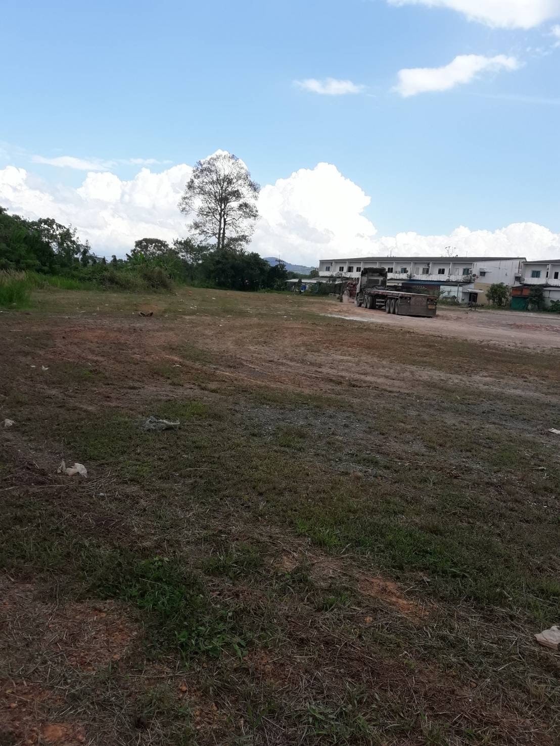 ขายที่ดินถมแล้วติดถนนใหญ่ 4 เลน มีระบบน้ำประปา หม้อแปลงไฟฟ้าแรงสูงพร้อม สามารถดำเนินการทำโครงการบ้านเดี่ยวขนาด 60ถึง70 ตารางวาได้ประมาณ35หลัง ขนาด7.5ไร่ ตำบลที่วัง อำเภอทุ่งสงจังหวัดนครศรีธรรมราช