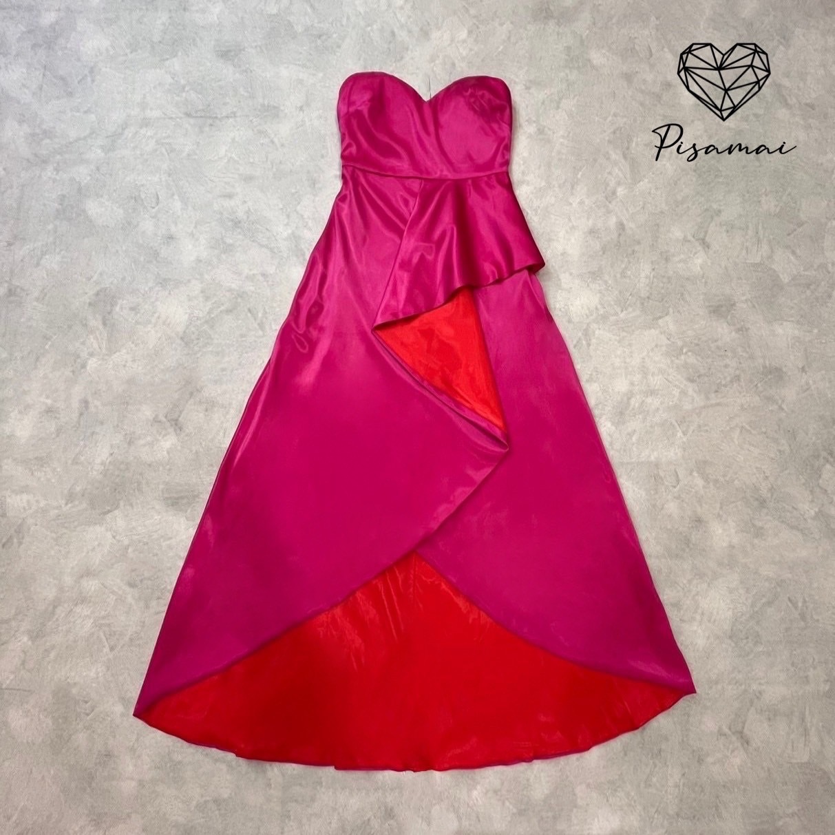 เดรสเกาะอกตัวยาวทูโทนสีชมพูแดง ผ้ามันวาว ทรงหน้าสั้นหลังยาว ใส่ไปงานสวยๆได้เลยค่า ราคานี้มือต้องไวเลยค่า รุ่นนี้ใส่สวย เนื้อผ้าดีมากกกกกกก ห้ามพลาดเลยค่า