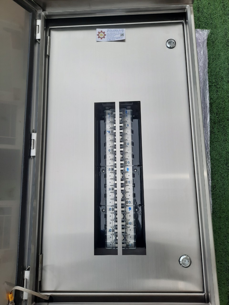 Main LUG 100A ตู้สแตนเลส 304 มีหลังคาสโลป W450xH800xD152mm. (42ช่อง)