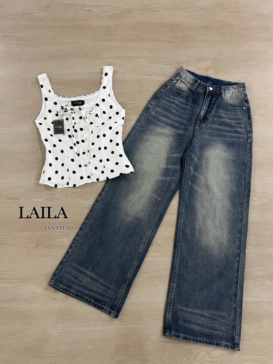 Detail: Set เสื้อ+กางเกง งานเสื้อทรงกล้ามงานแต่งลายจุดทั้วลำตัว ด้านหน้าแต่งกระดุมจะติดหรือปล่อยได้ทั้งสองแบบพร้อมผูกโบว์ งานหน้ารักมากเลยคะ มาพร้อมกางเกงยีนส์ขายาวงานผ้าสวย ทรงปล่อยๆแต่งสียีนส์ฟอกอย่างดี สาวเวียดนามน่ารักแมชกันลงตัว #bylaila brand #กางเก