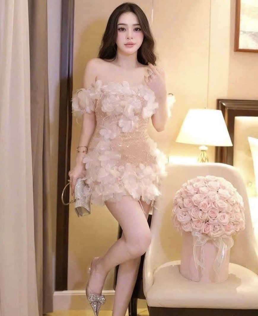 Dress เกาะอก สาย luxury ห้ามพลาดคลอนี้ สีใหม่ล่าสุด โดดเด่นด้วยเนื้อผ้า ผ้ากลิตเตอร์ ทั้งตัวตกแต่งด้วยดอกไม้ผ้าชีฟอง มีฟองน้ำเสริมหน้าอก ซิบหลีง มีแขนข้างเป็นดอกไม้สีขาว รุ่นนี้ใครพลาด เสียใจแน่เลย