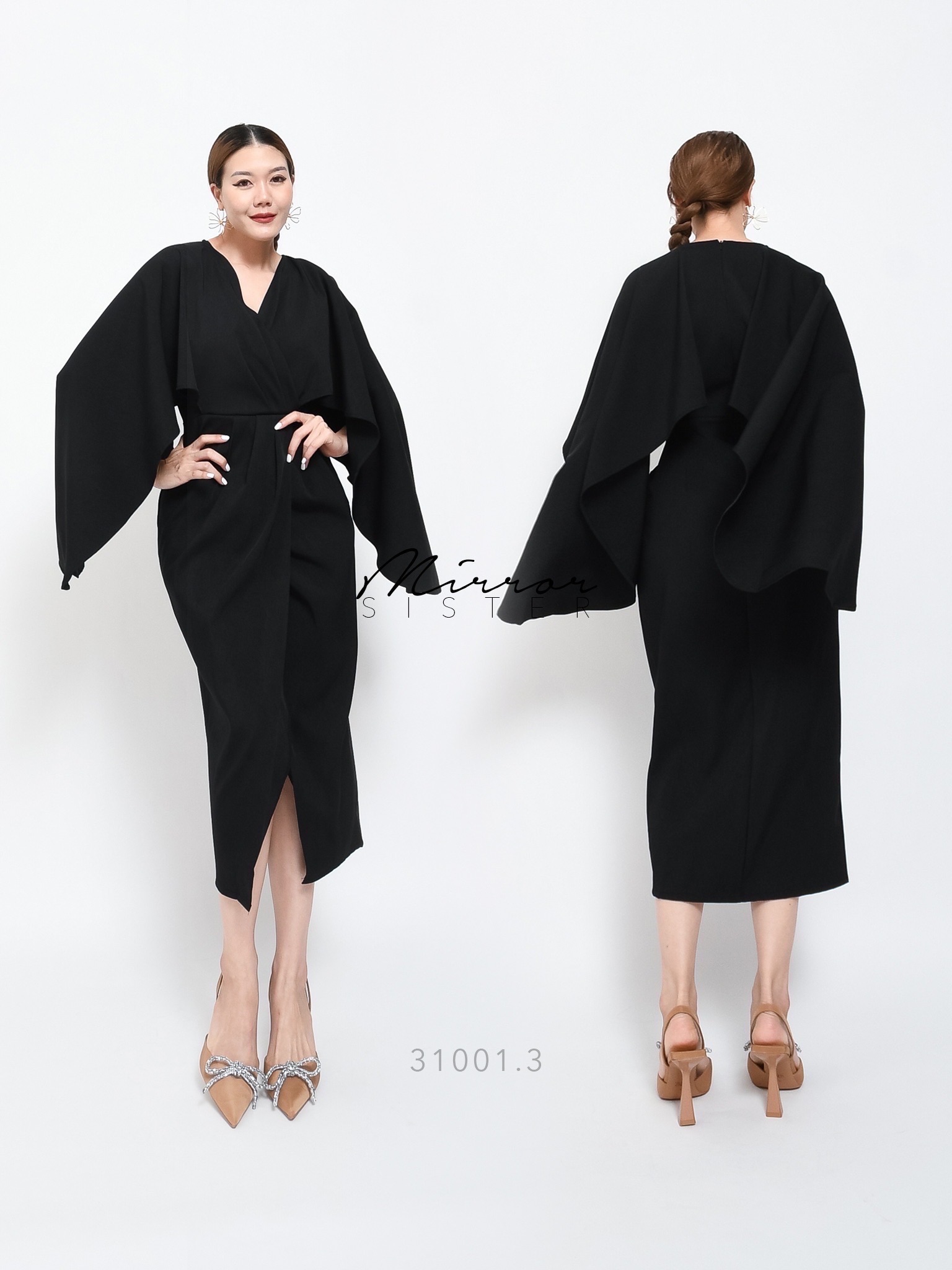 MiRRoRSiSTER's M.CLaSSy DReSS•• เดรสทรงสวยอลัง หรูหรา..!! ช่วงบนเป็นทรงค้างค้างปล่อยๆ คอวีอกไขว้ ช่วงล่างเป็นกระโปรงทรงสวยมาก จับdrapผ่าแหวกด้านหน้า เนื้อผ้าดีมาก ใครใส่ก็โดนเด่น สวยตะโกนทุกงาน