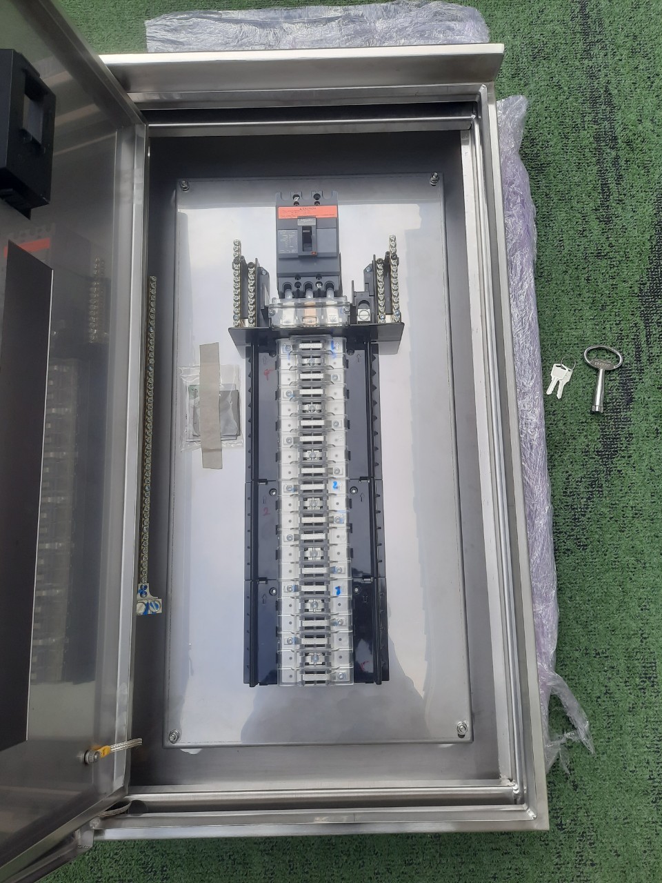 LOAD CENTER 100A ตู้สแตนเลส 304 มีหลังคาสโลป W450xH800xD152mm. (42ช่อง)