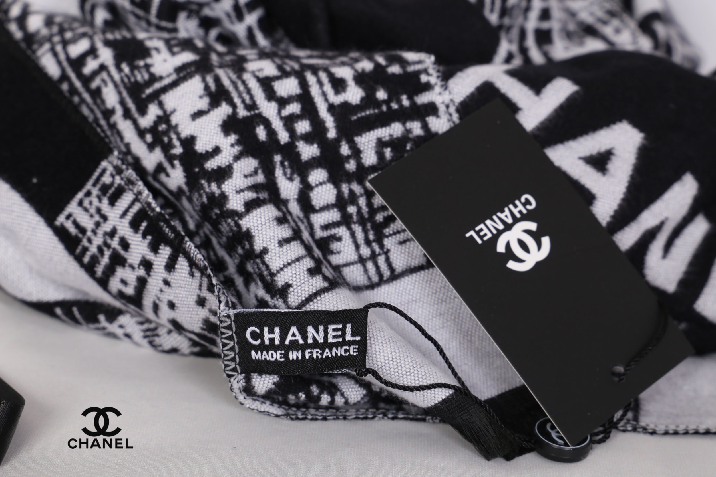ผ้าพันคอไฮโซแบรนด์เนมชาแนลพรีเมี่ยมกิ๊ฟ Chanel Scarf/Wrap ผ้าพันคอ/ผ้าคลุมไหล่