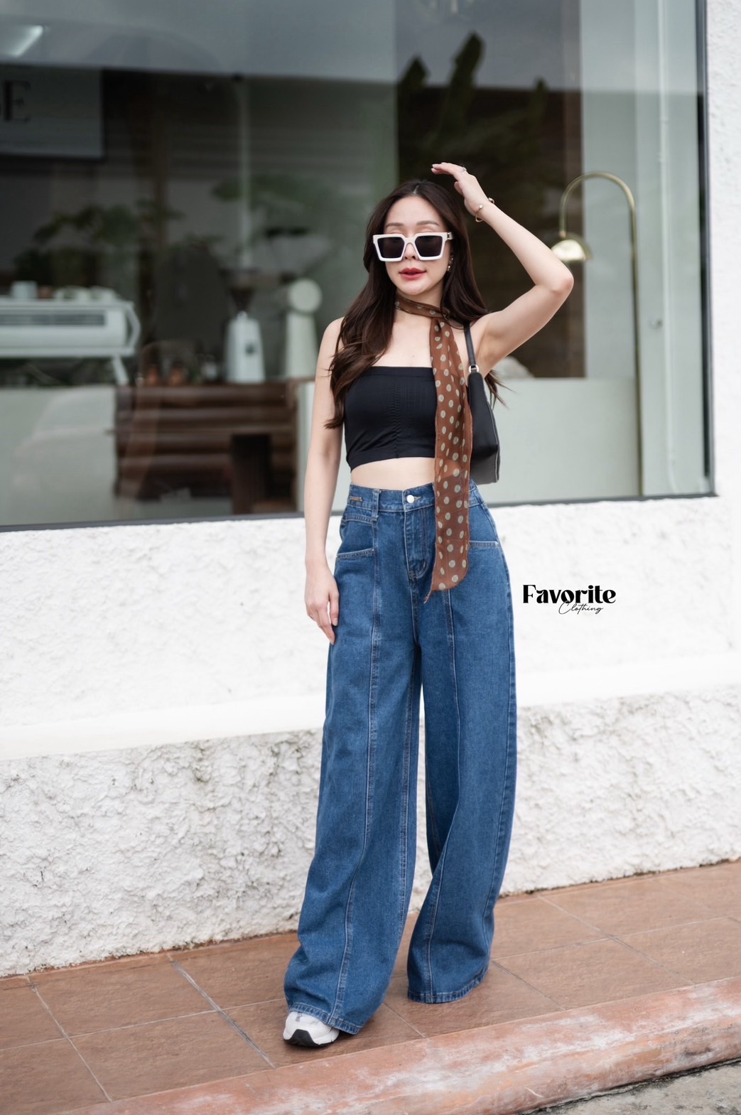 กางเกงยีนส์ขายาว❣️ กางเกงยีนส์ขายาว แต่งตีเกล็ดด้านหน้า เอวดึงยางสม็อคด้านหลัง งานผ้ายีนส์สวยมาก ใส่แล้วทรงสวยมากค่า มาพร้อมผ้าผูกลายจุด เก๋มากค่า แล้วแต่เราจะmix and match เลยค่ะ ห้ามพลาดเลย!!!!! (Free Polka dot fabric)