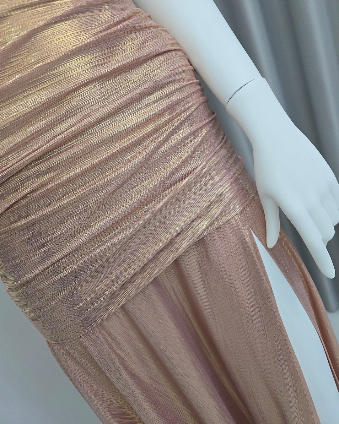 Pleated Metallic One Shoulder Maxi Dress Split Skirt Detail Label : LUXE ☑️แม็กซี่เดรสเสื้อไหล่เดียวอัดพลีท กระโปรงเข้ารูปตรงสะโพก ต่อชายกระโปรงบาน ผ่าหน้าขา ☑️ทำจากผ้าสแปนเด็กซ์ เคลือบเม็ททัลลิก เนื้อนุ่ม ยืดหยุ่น ☑️มีซิปซ่อนและซับใน