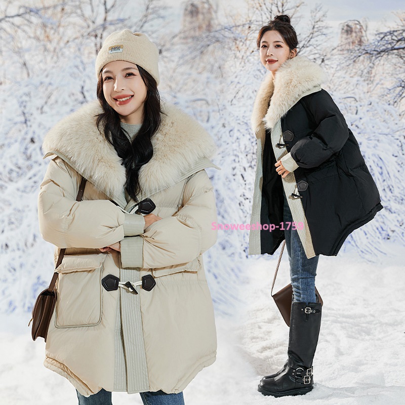 Down Jacket Coat เสื้อกันหนาวของผู้หญิง ทรงโอเวอร์ไซใส่แบบหลวมๆ แต่งปกเฟอร์และกระดุมแบบวินเทจ ผ้าเคลือบสารสะท้อนหยดน้ำ กันหนาว กันลม กันหิมะ ใส่ติดลบได้ดี มี 2 สี