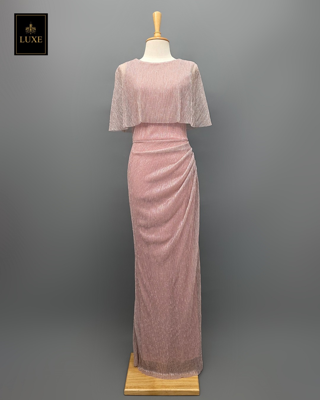 Label : LUXE ☑️ เดรสเสื้อคอกลมแขนกุด ดีเทลเป็นเสื้อคลุมไหล่ในตัว กระโปรงทรงสอบจับเดรป ☑️ ทำจากผ้าราเม่อัดพลีท ผสมดิ้นเมทัลลิค มีประกายเล่นแสงสวย ผ้านุ่มยืดหยุ่น คัตติ้งประณีต ☑️ มีซิปซ่อนและซับในเต็มตัวค่ะ