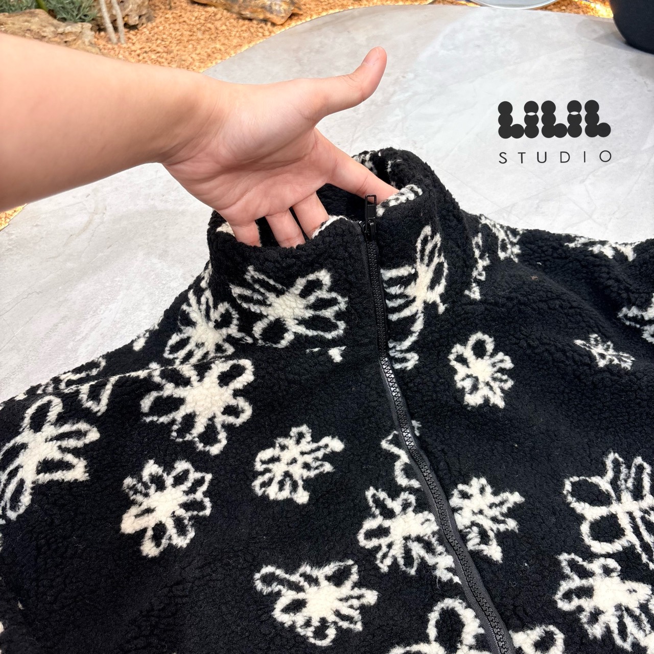 เสื้อกันหนาว งานเสื้อขนแกะลายดอกไม้ ลายโซคิ้วท์ ตัวเสื้อน้ำหนักเบา ความยาวคลุมสะโพก กระเป๋าข้างซิปหน้ารูดสุดถึงคอ เข้าใจนักเดินทางสุด