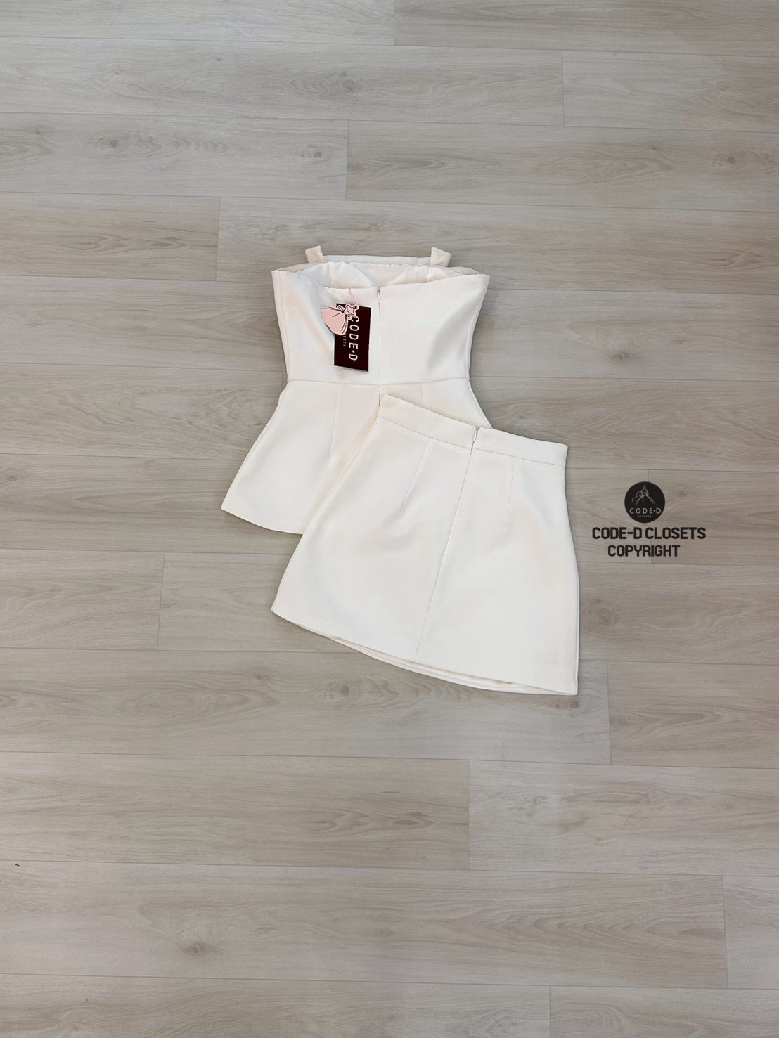 Set 2 ชิ้น สีครีมเสื้อเกาะอกด้านหน้าจับจีบสูงช่วงกลางช่วงเอวเย็บติดโบว์ใหญ่ ชายแต่งบาน ( อกเสริมฟองน้ำและซิปหลังซ่อนอย่างดี ) มาพร้อมกับกระโปรงสั้น มีซิปด้านหลัง เนื้อผ้าดีมีซับในทั้งตัว สวยแซ่บมากๆค่ะ