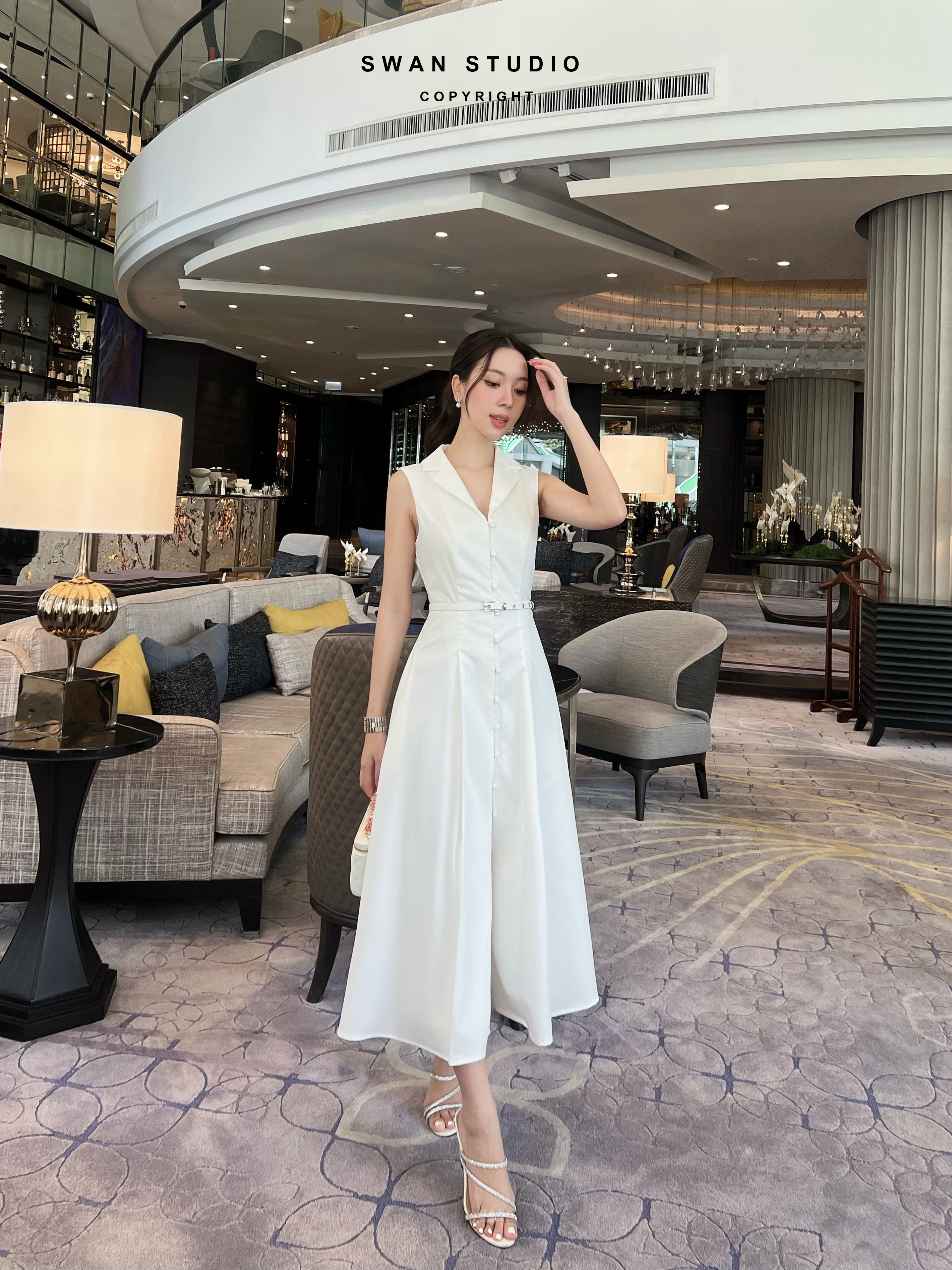 เดรสเชิ้ตยาวแขนกุดสีขาว แต่งคอปกไล่ระดับ กระดุมจริงด้านหน้า มีซับในเป็นผ้าเดียวกับตัวนอก + เข็มขัดเข้าเซท สวยแบบไม่ต้องปรุงแต่ง ห้ามพลาดค่า