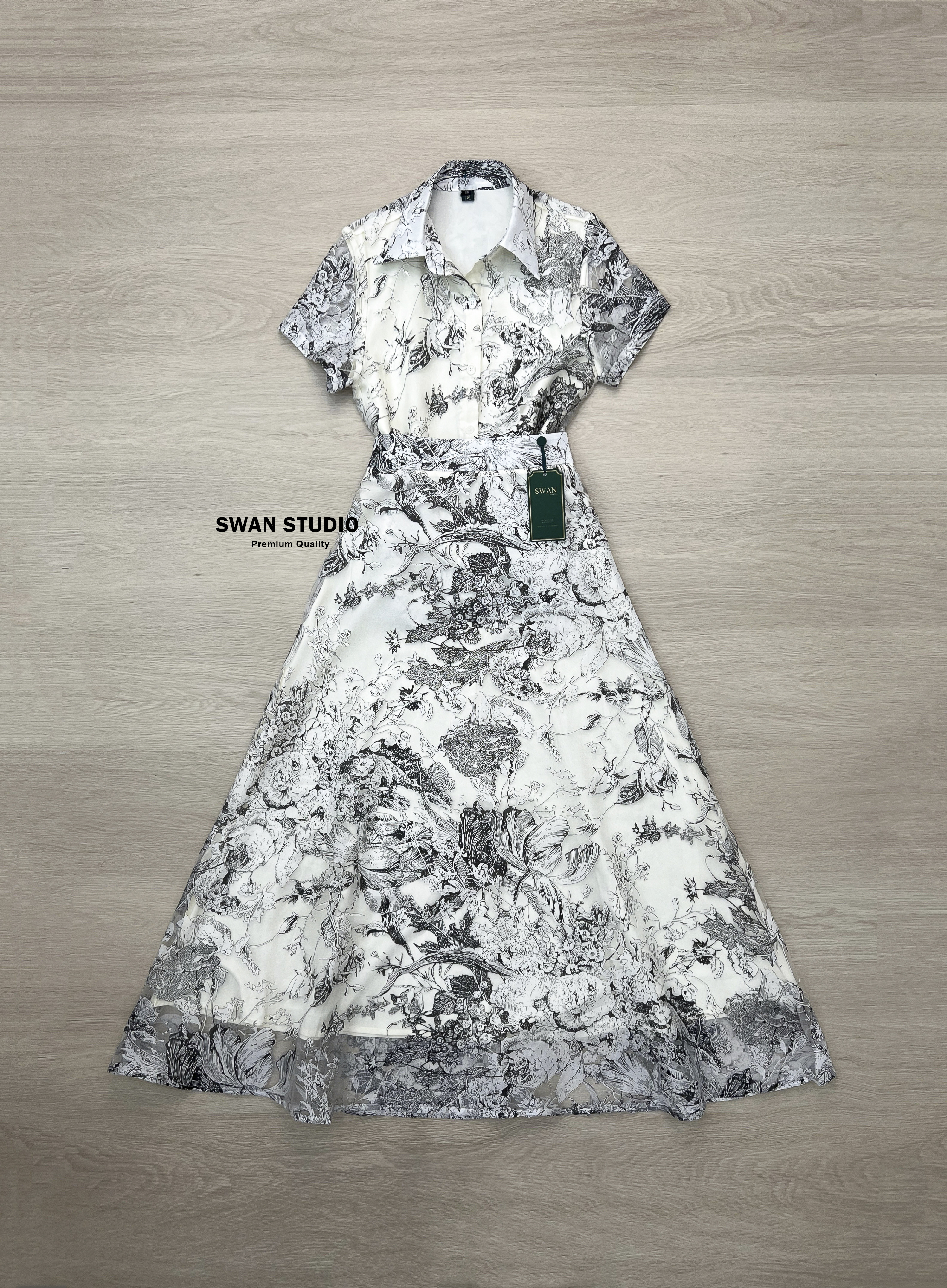 เซทเสื้อคอปกแขนสั้นผ้าลายโทนขาวดำ ลายสวยมาก สวยกำลังดี ดูแพง ซ้อนด้วยซับในสีขาว + กระโปรงยาวผ้าลายเดียวกัน ลุคนี้เซทเดียวสวยจบ